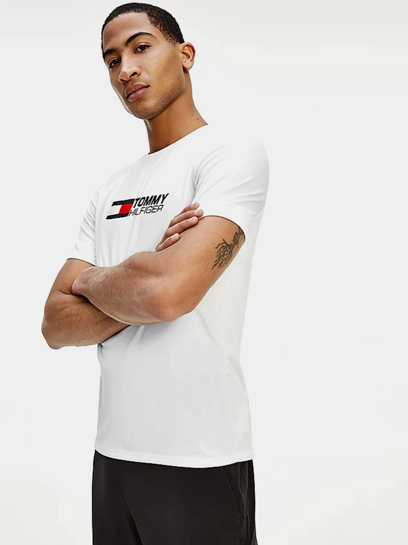 Футболки и поло Tommy Hilfiger модель MW0MW17231-YBR Футболки и поло Tommy Hilfiger модель MW0MW17231-YBR Фото