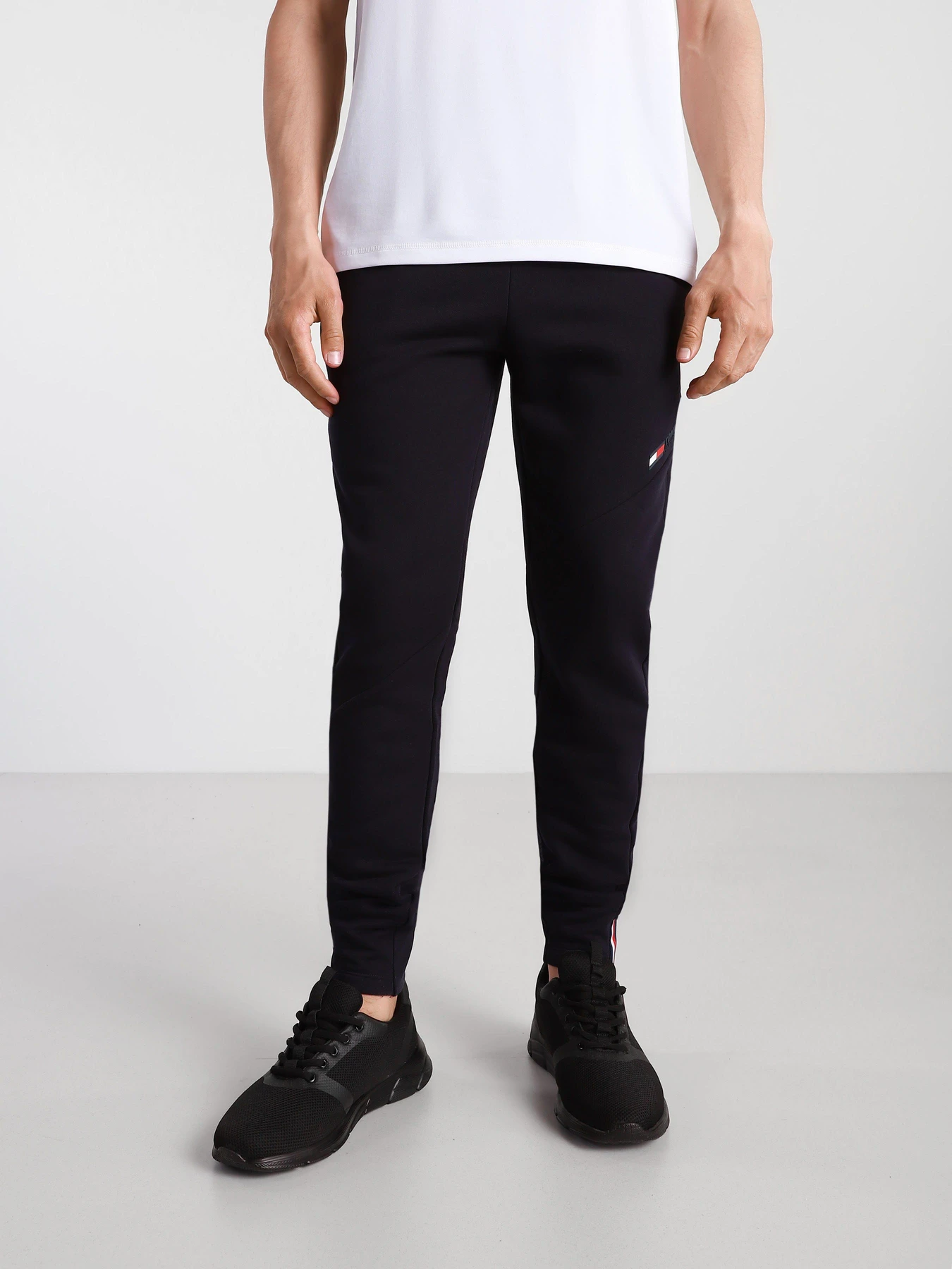 Брюки Tommy Hilfiger Cool модель MW0MW17238-DW5 Брюки Tommy Hilfiger Cool модель MW0MW17238-DW5 Фото