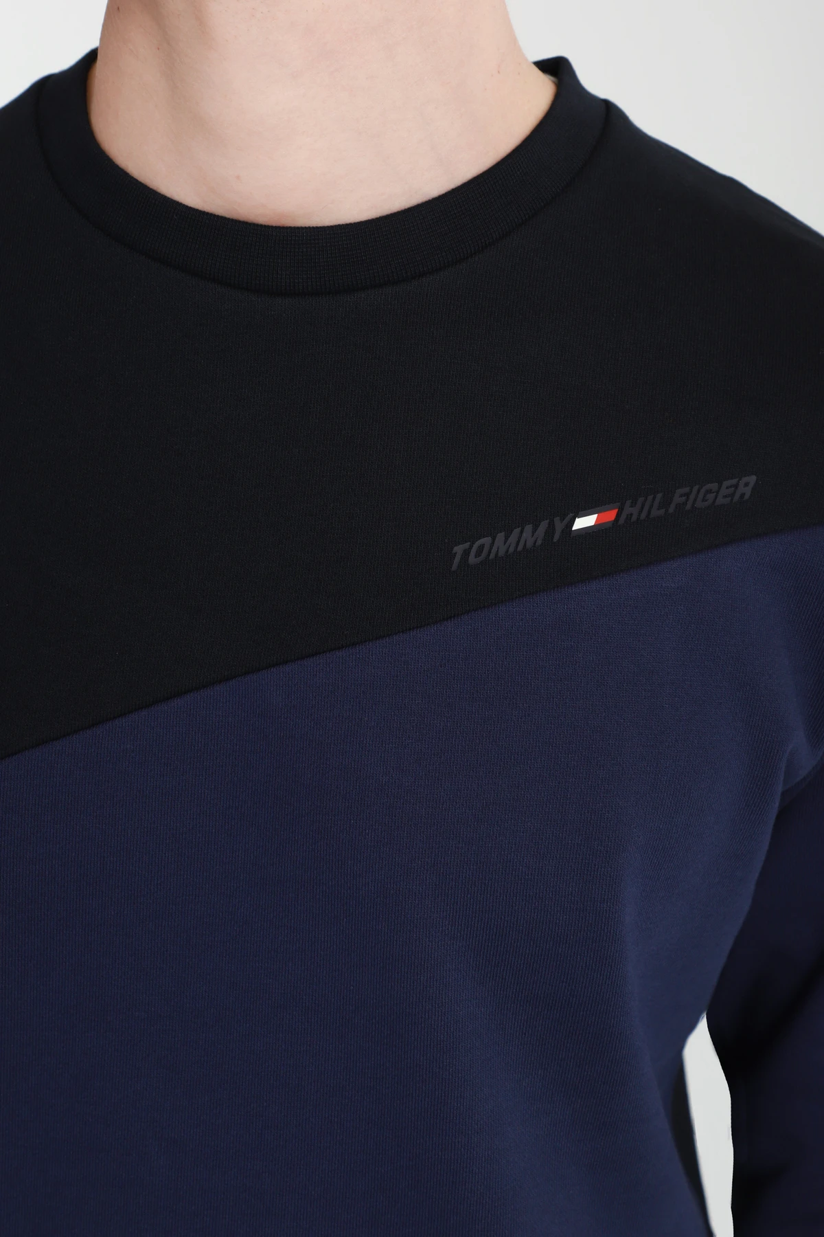 Худи и свитшоты Tommy Hilfiger модель MW0MW17278-DY4 Худи и свитшоты Tommy Hilfiger модель MW0MW17278-DY4 Фото