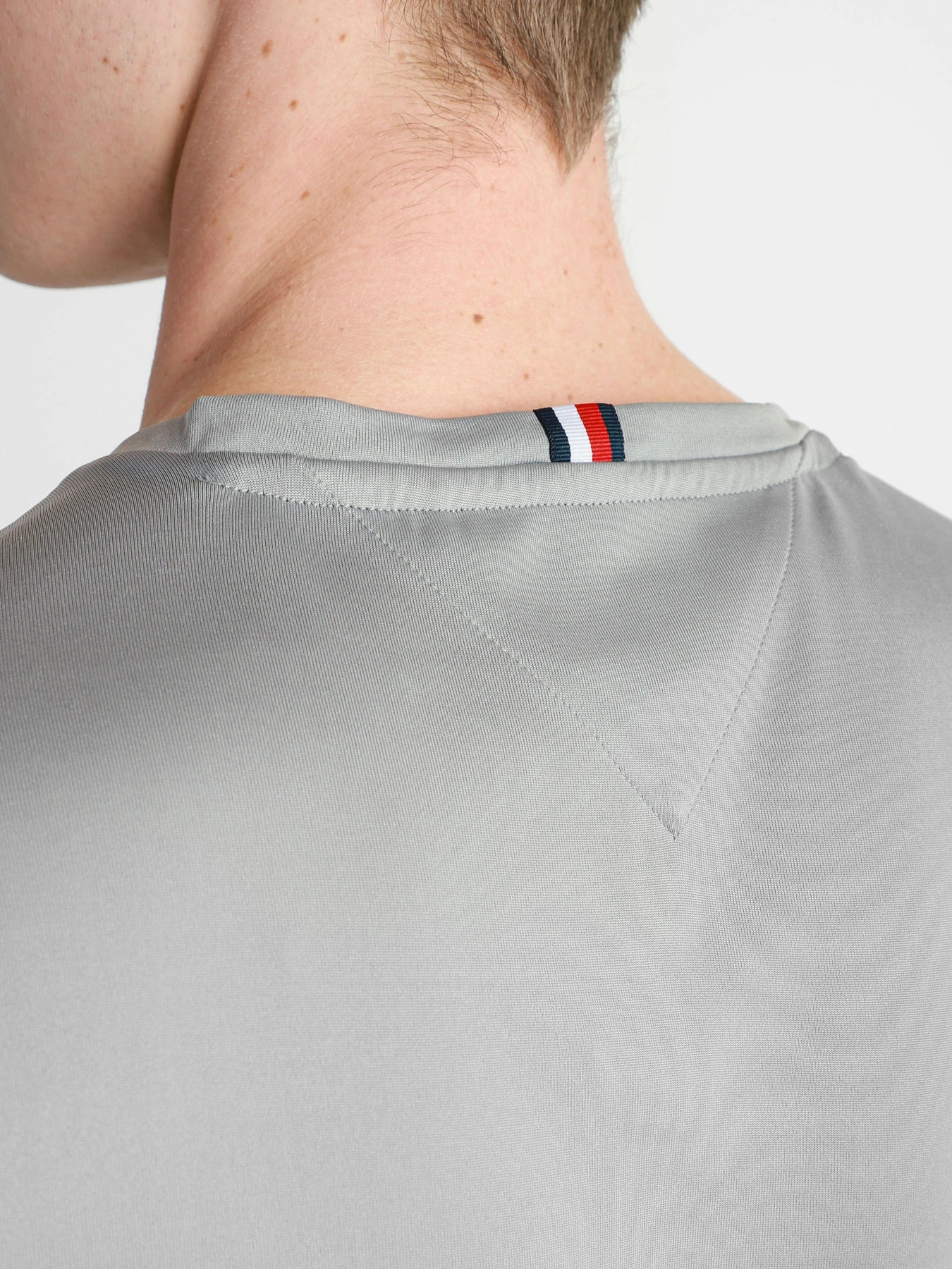 Футболки и поло Tommy Hilfiger модель MW0MW17374-PRT Футболки и поло Tommy Hilfiger модель MW0MW17374-PRT Фото