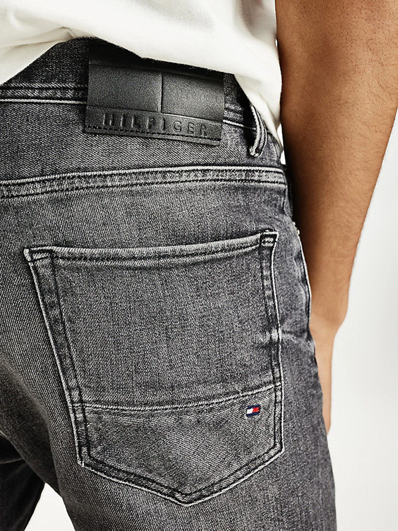 Джинси Tommy Hilfiger BLEECKER Slim модель MW0MW18032-1B2 Джинси Tommy Hilfiger BLEECKER Slim модель MW0MW18032-1B2 Фото
