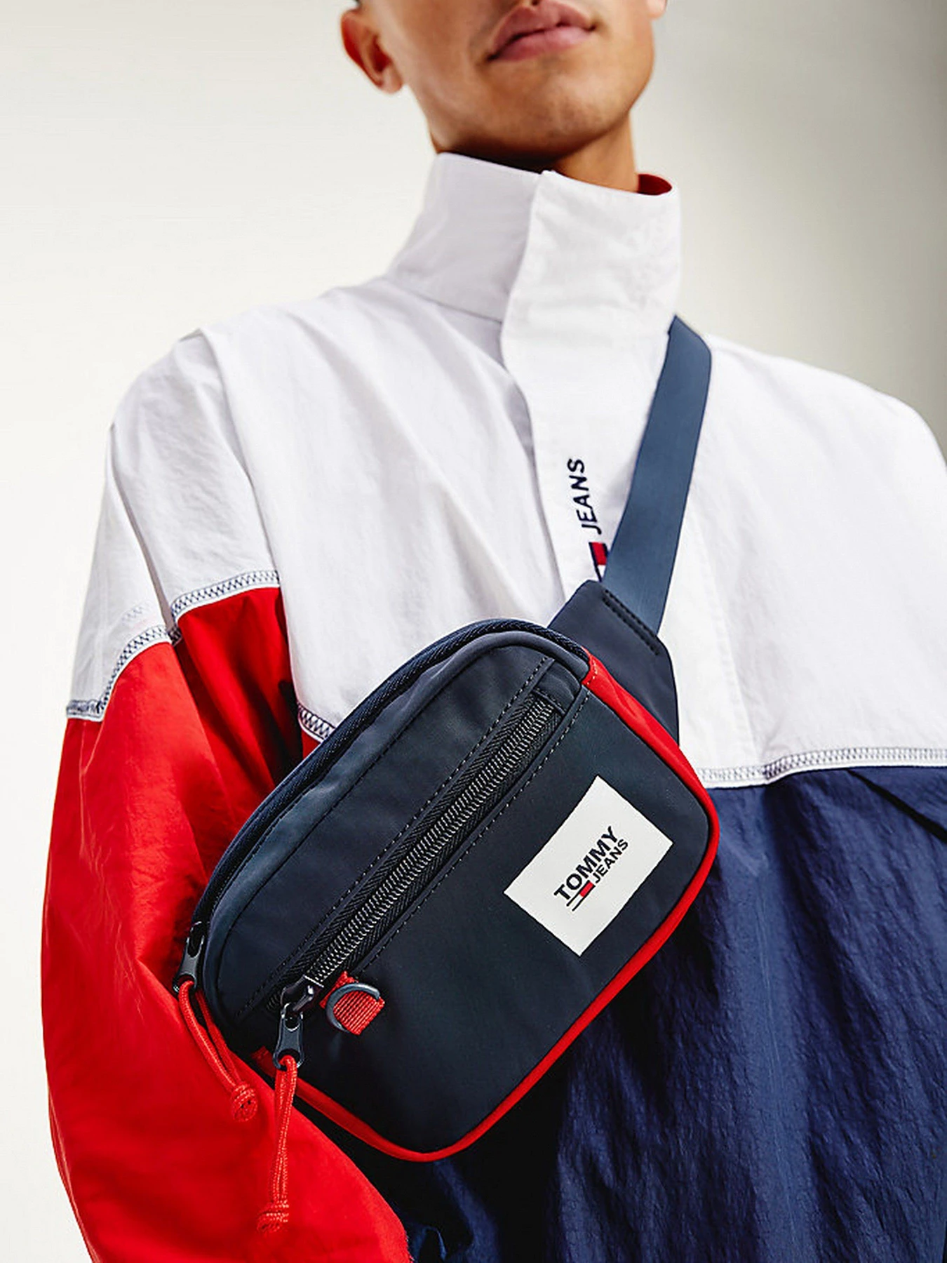 Сумки Tommy Hilfiger модель AM0AM07134-0GY Сумки Tommy Hilfiger модель AM0AM07134-0GY Фото