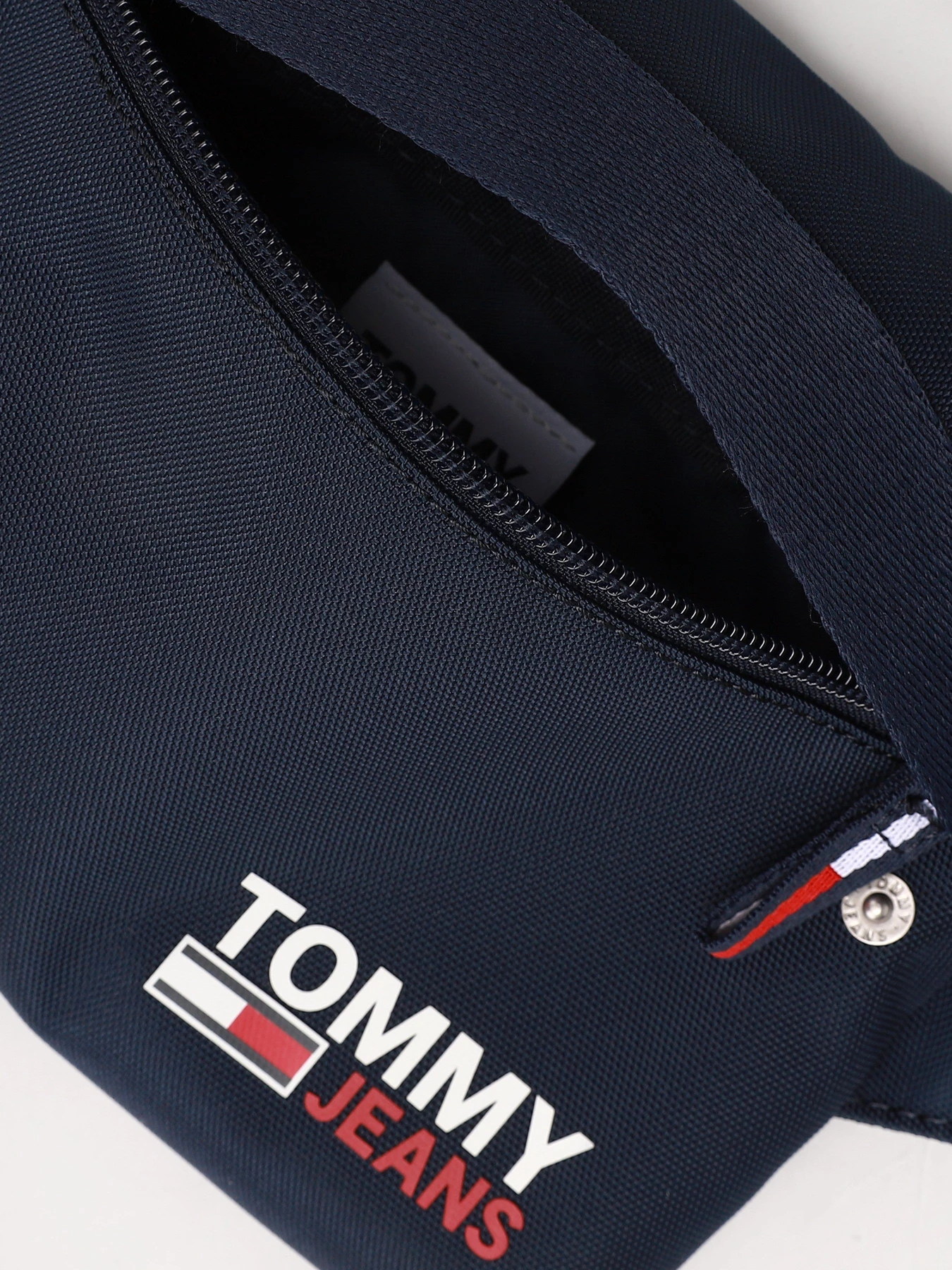 Сумки Tommy Hilfiger модель AM0AM07146-C87 Сумки Tommy Hilfiger модель AM0AM07146-C87 Фото