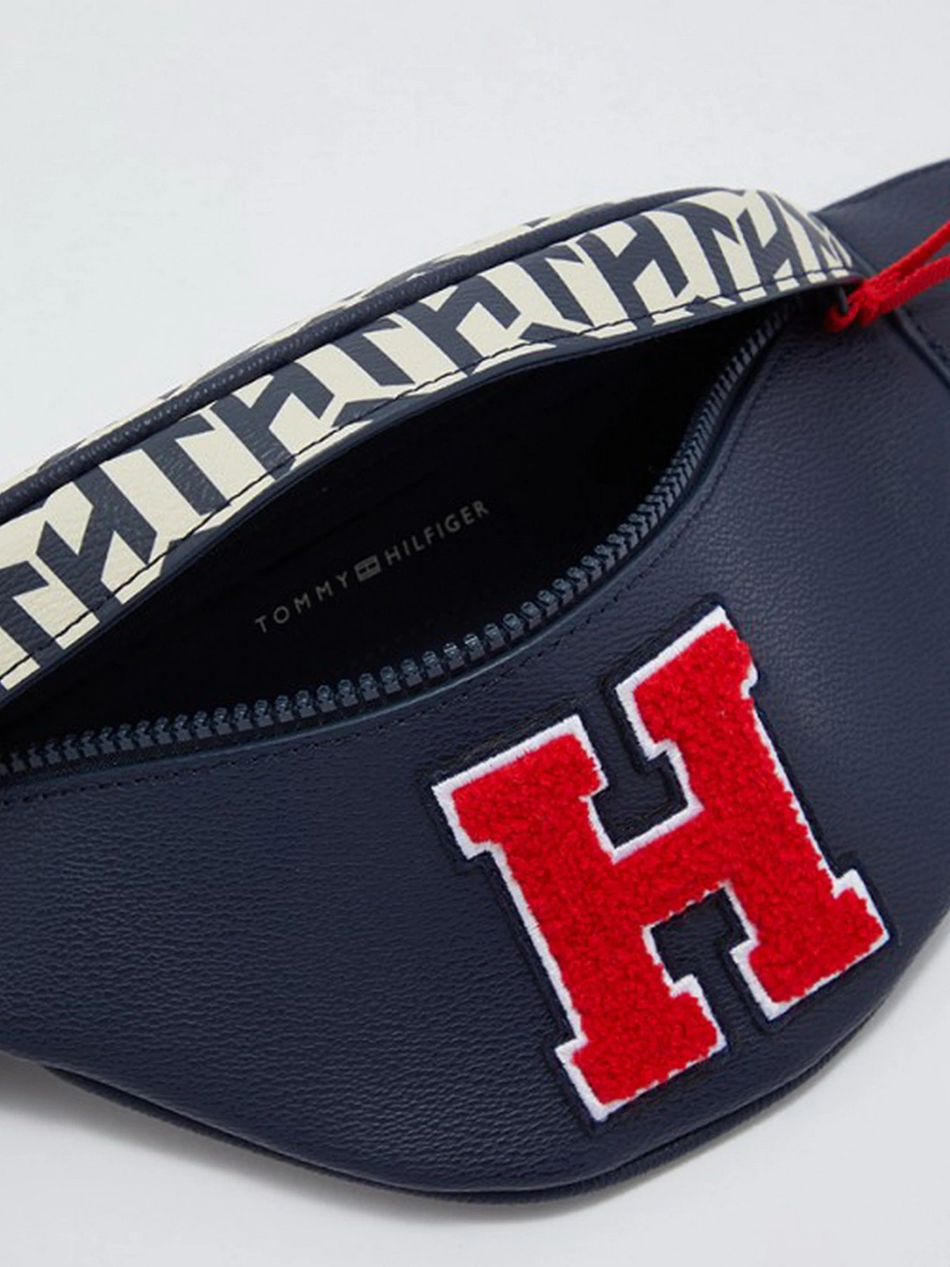 Сумки Tommy Hilfiger модель AM0AM07202-C87 Сумки Tommy Hilfiger модель AM0AM07202-C87 Фото