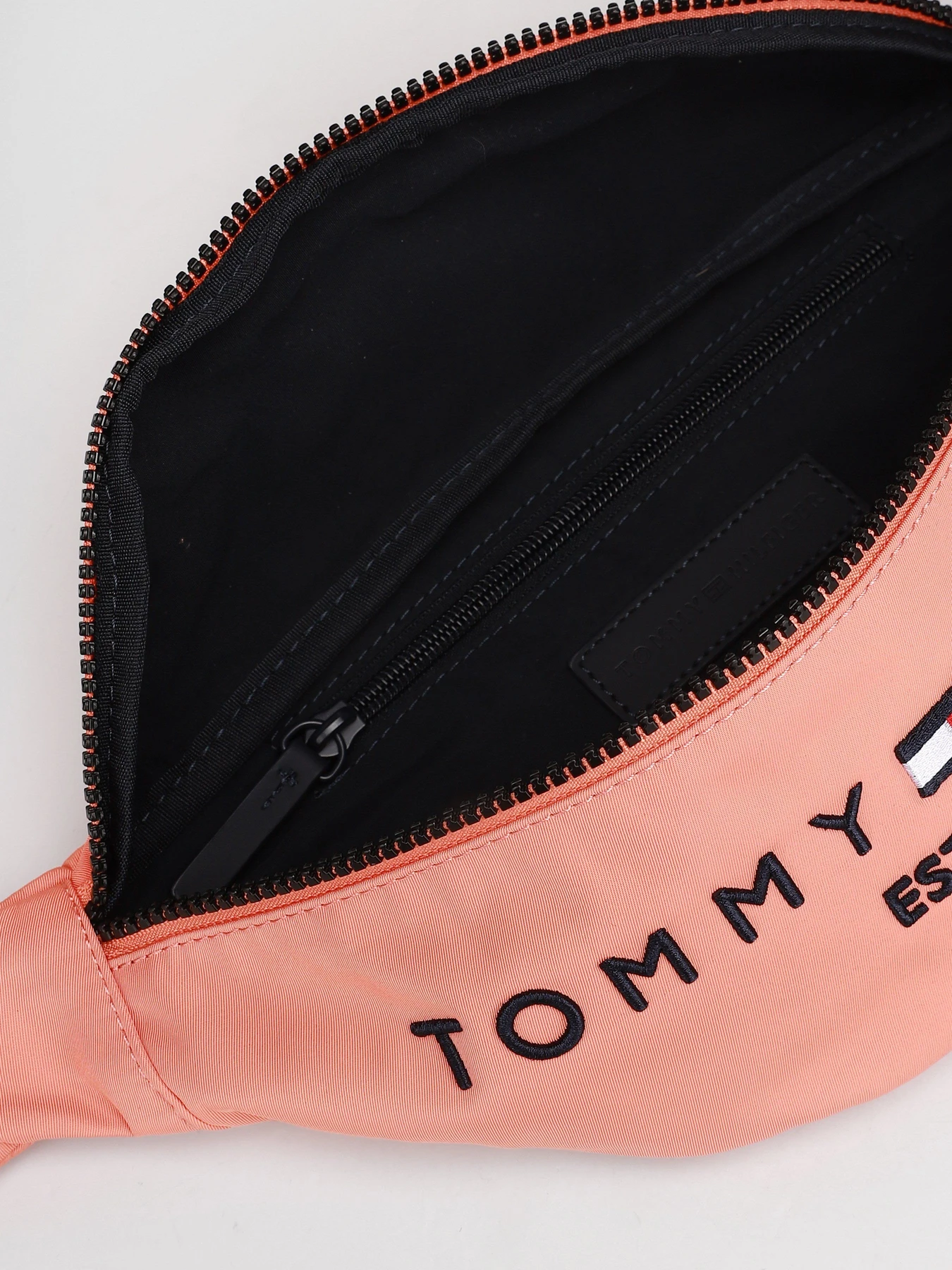Сумки Tommy Hilfiger модель AM0AM07206-SO2 Сумки Tommy Hilfiger модель AM0AM07206-SO2 Фото