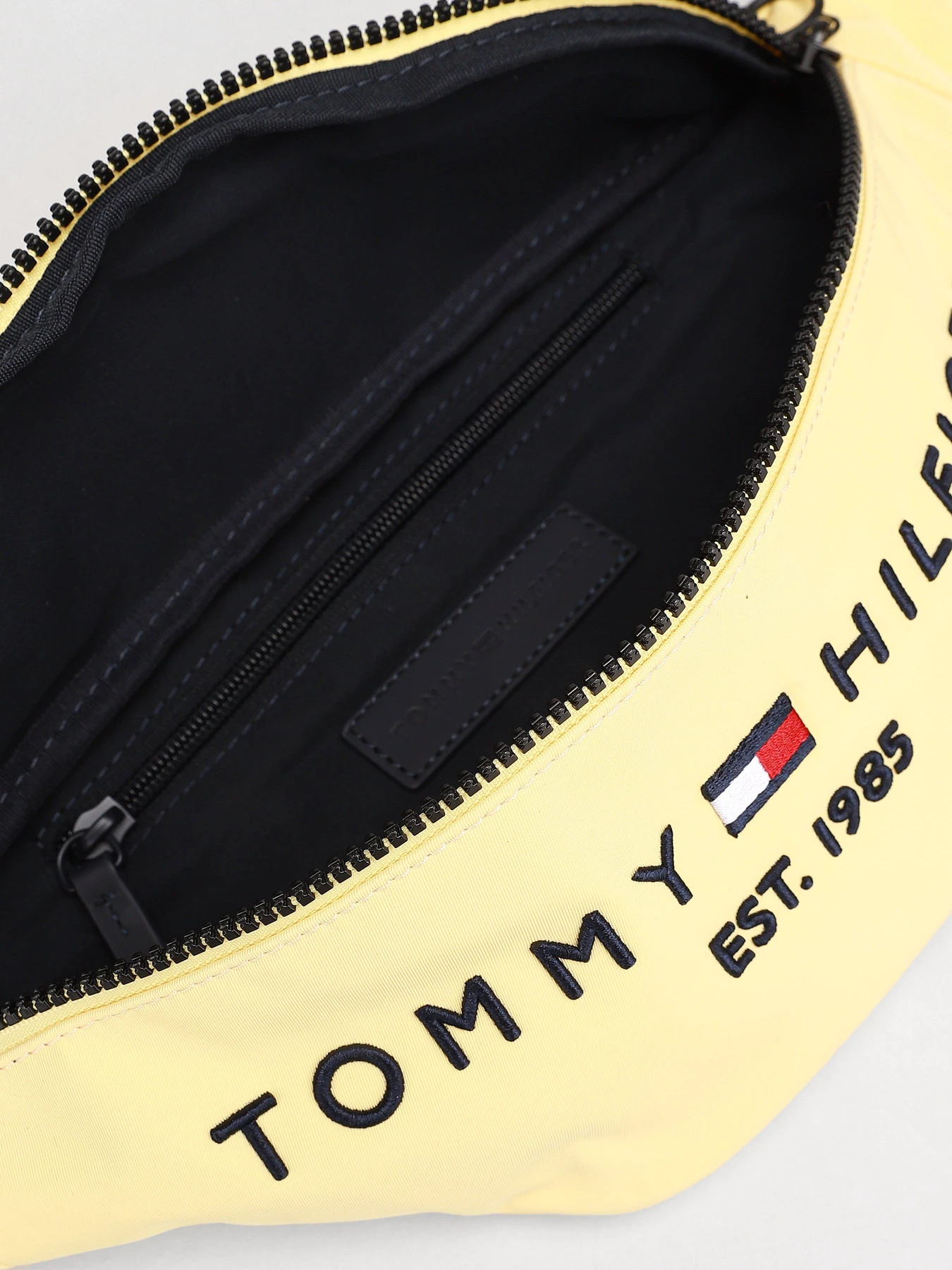 Сумки Tommy Hilfiger модель AM0AM07206-ZFF Сумки Tommy Hilfiger модель AM0AM07206-ZFF Фото