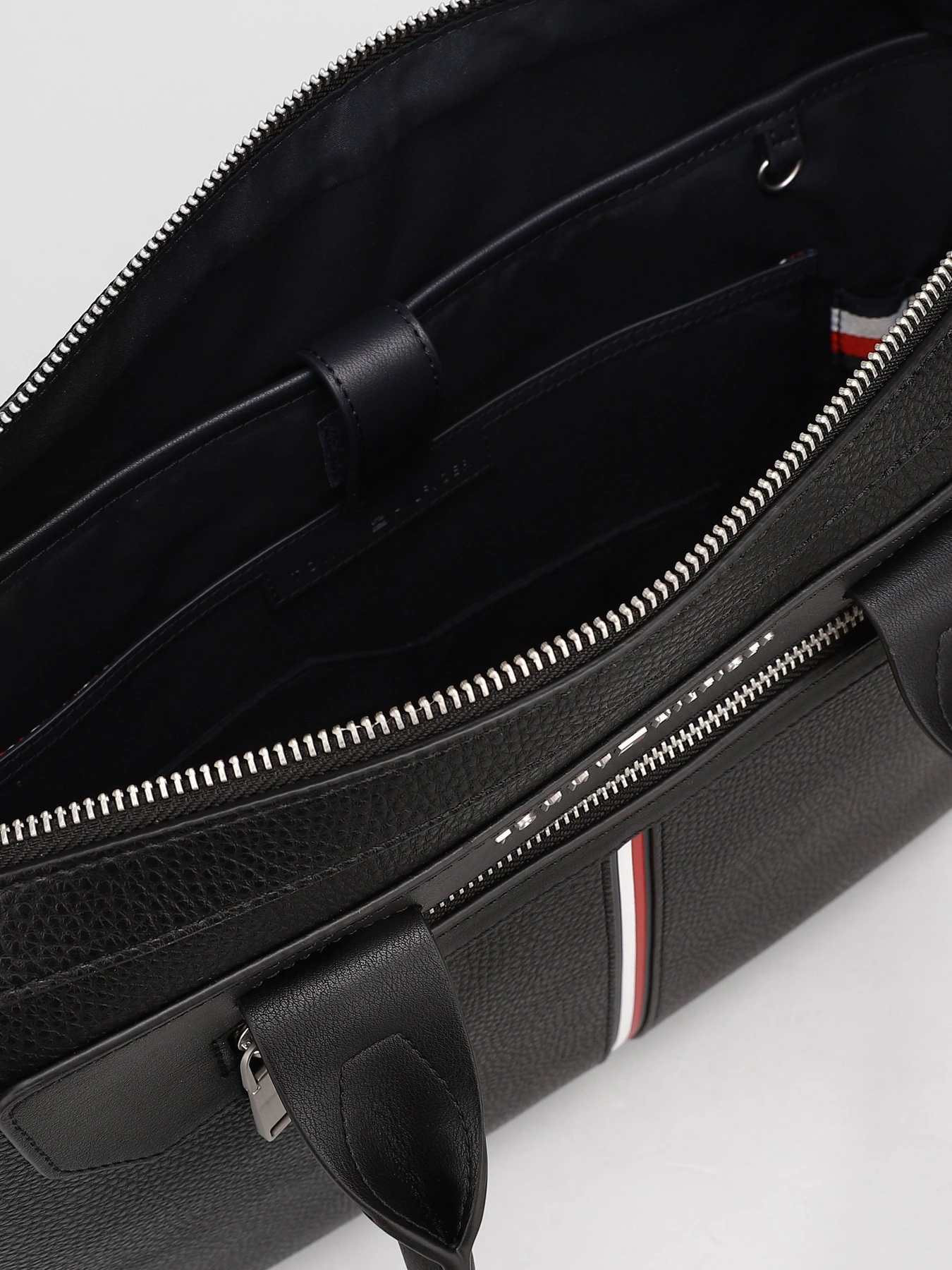 Сумки Tommy Hilfiger модель AM0AM07216-BDS Сумки Tommy Hilfiger модель AM0AM07216-BDS Фото