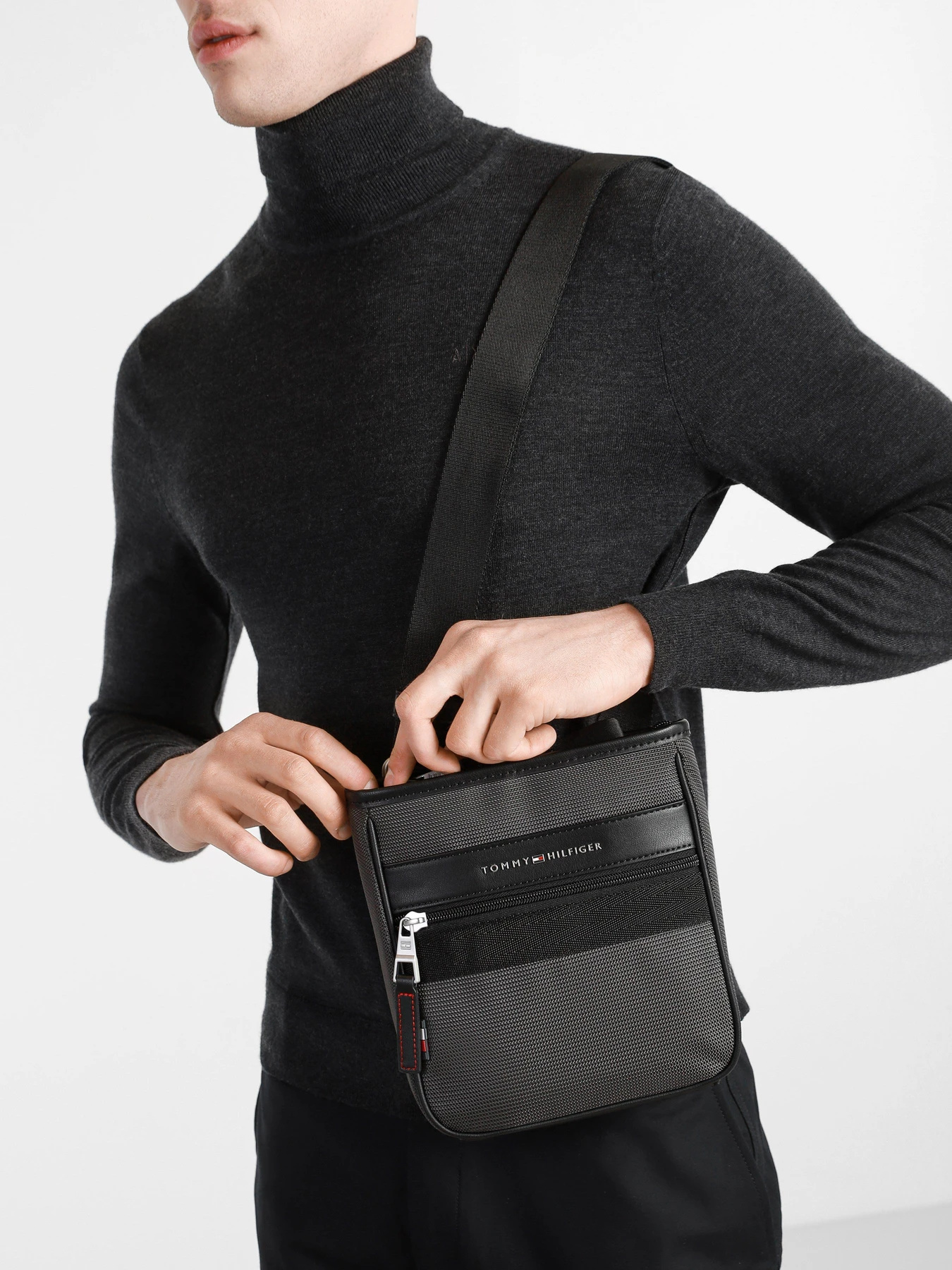 Сумки Tommy Hilfiger модель AM0AM07232-PQ8 Сумки Tommy Hilfiger модель AM0AM07232-PQ8 Фото