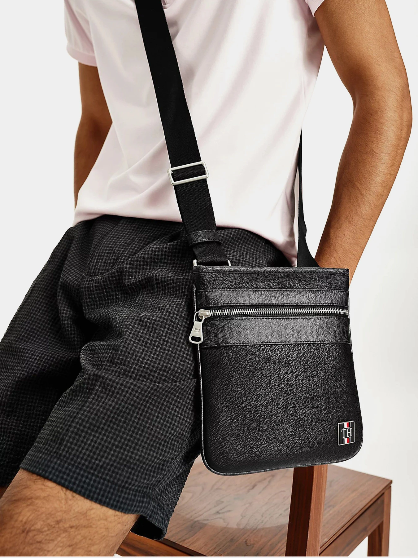 Сумки Tommy Hilfiger модель AM0AM07246-BDS Сумки Tommy Hilfiger модель AM0AM07246-BDS Фото