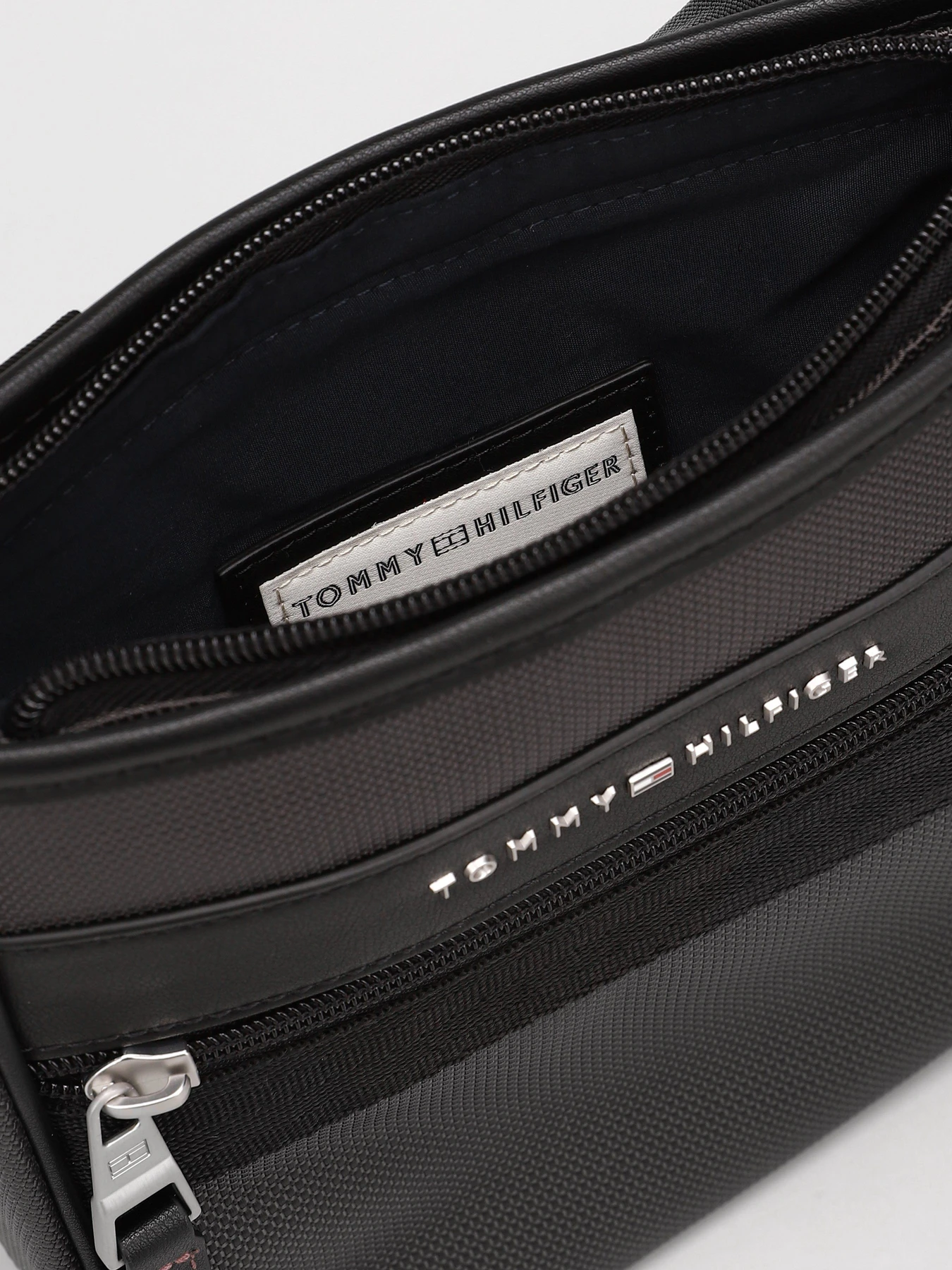 Сумки Tommy Hilfiger модель AM0AM07264-PQ8 Сумки Tommy Hilfiger модель AM0AM07264-PQ8 Фото