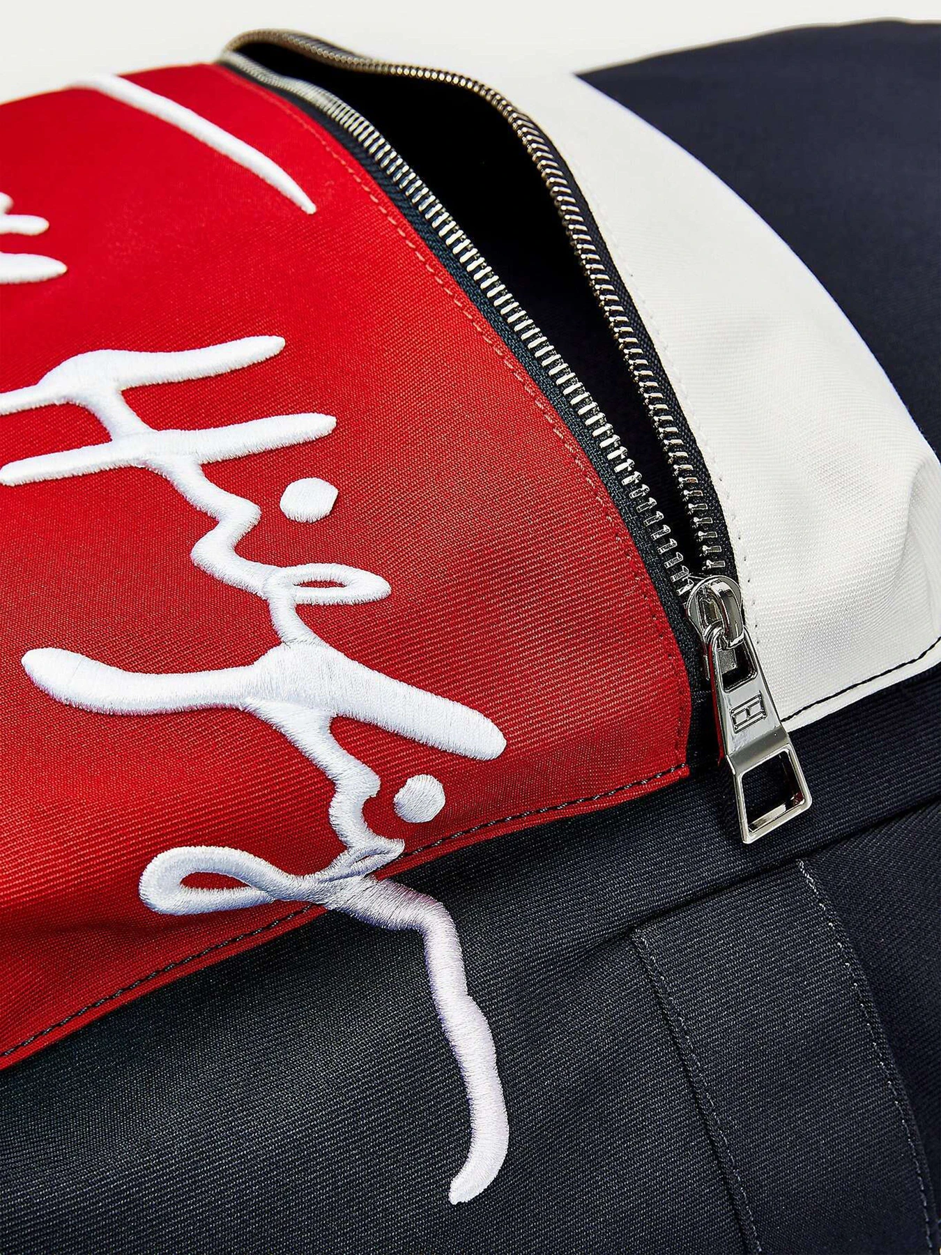 Рюкзаки Tommy Hilfiger модель AM0AM07378-DW5 Рюкзаки Tommy Hilfiger модель AM0AM07378-DW5 Фото