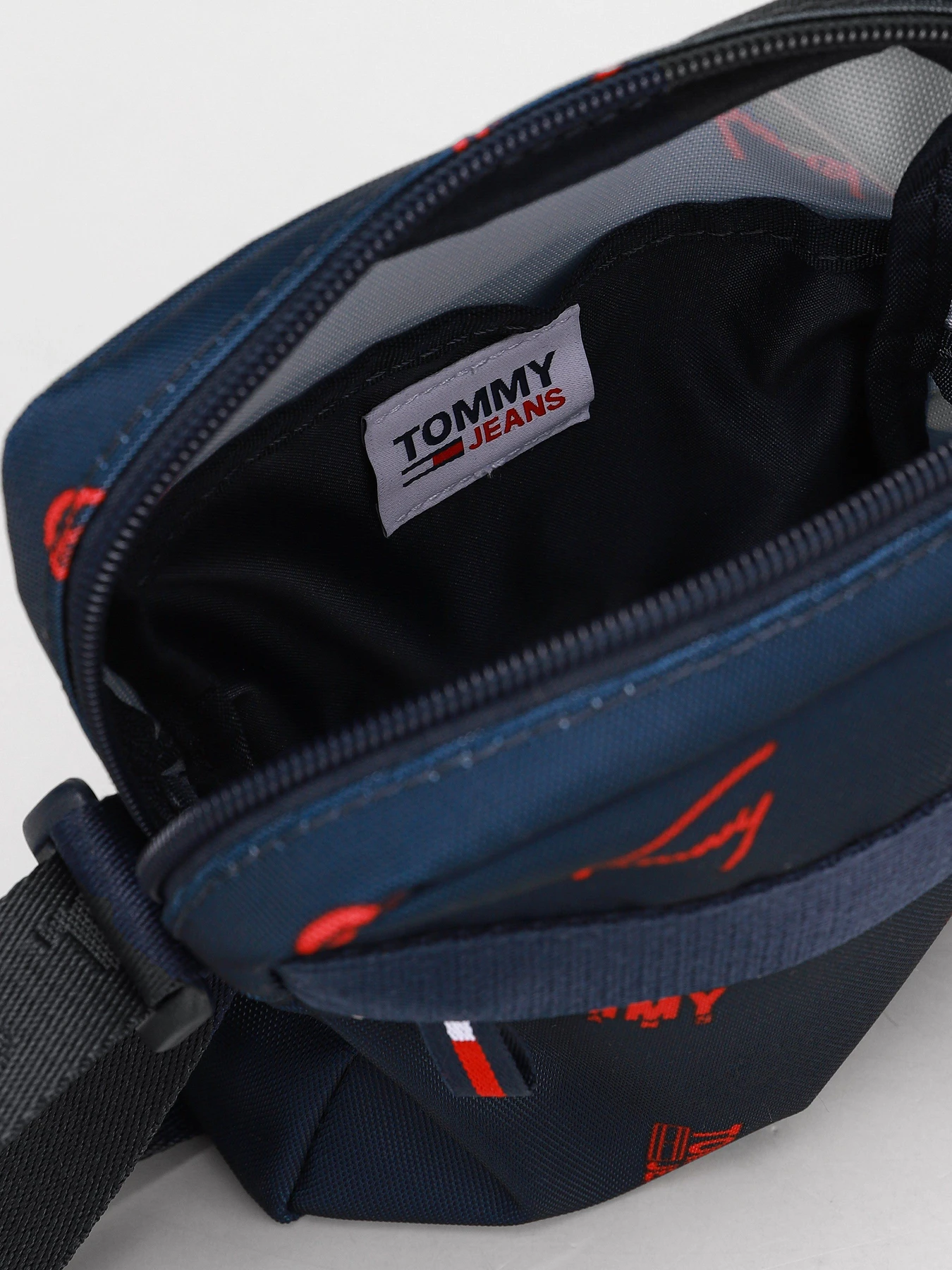 Сумки Tommy Hilfiger модель AM0AM07393-0GY Сумки Tommy Hilfiger модель AM0AM07393-0GY Фото