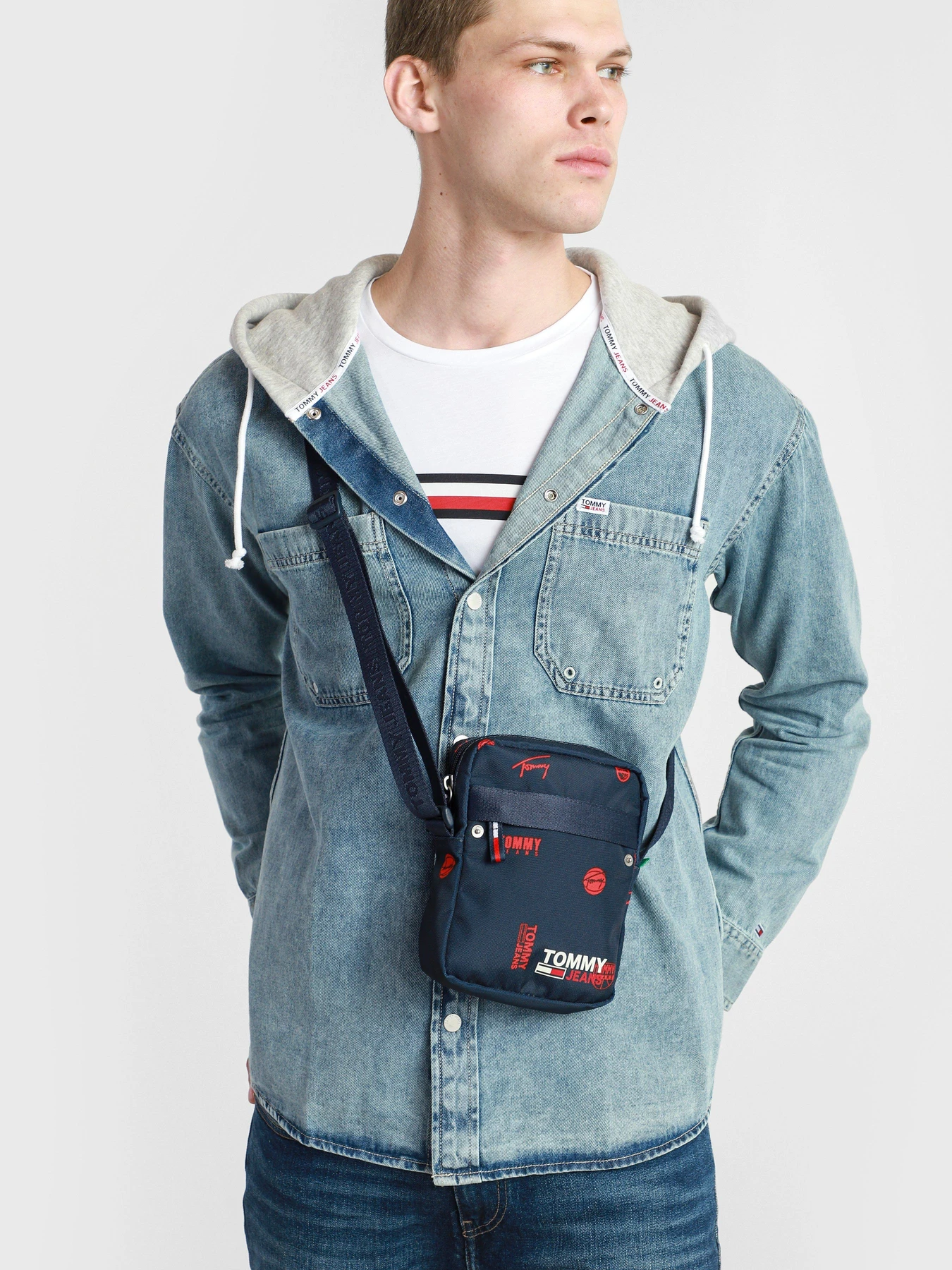 Сумки Tommy Hilfiger модель AM0AM07393-0GY Сумки Tommy Hilfiger модель AM0AM07393-0GY Фото