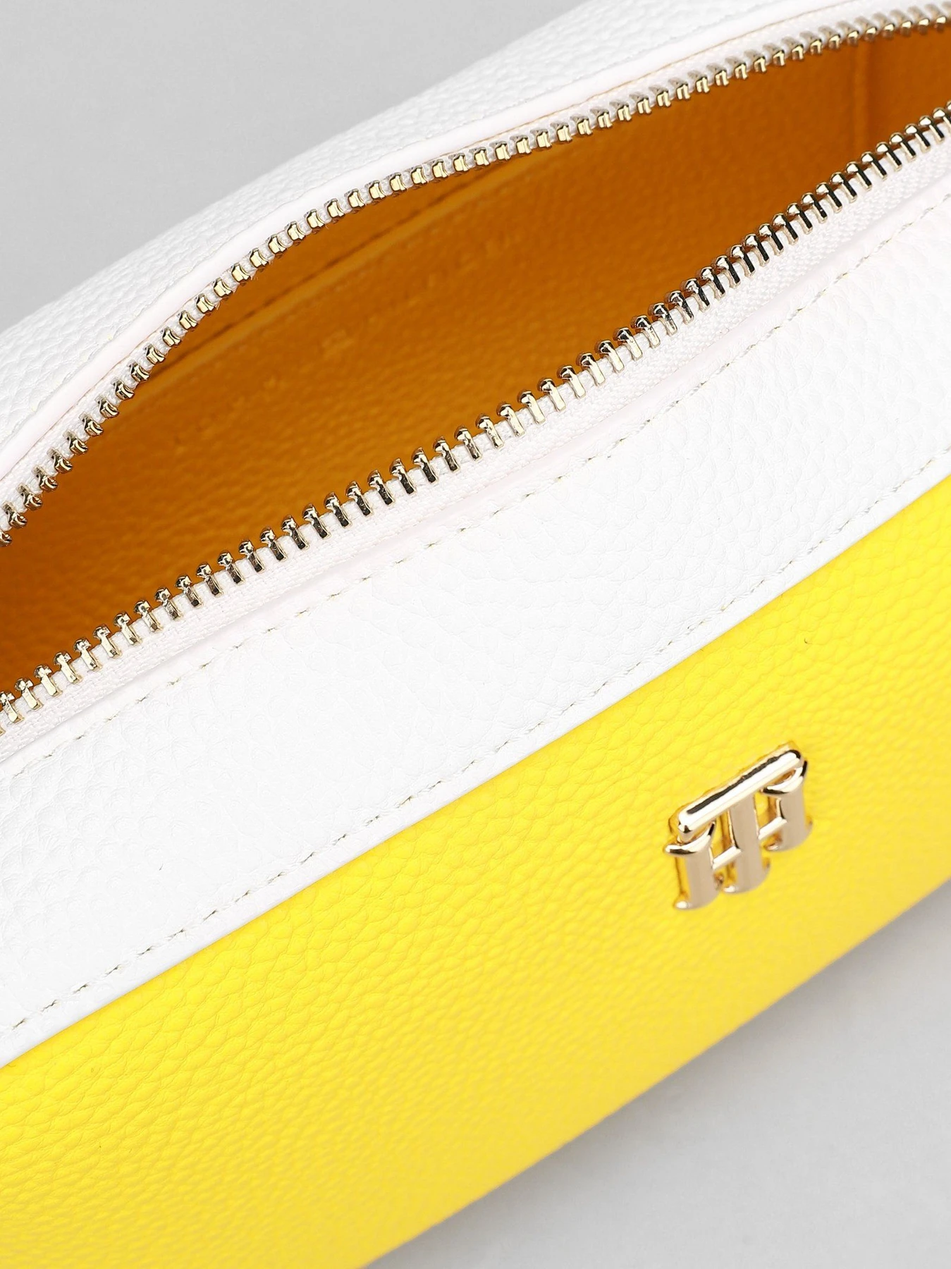 Сумки Tommy Hilfiger модель AW0AW09520-ZGS Сумки Tommy Hilfiger модель AW0AW09520-ZGS Фото