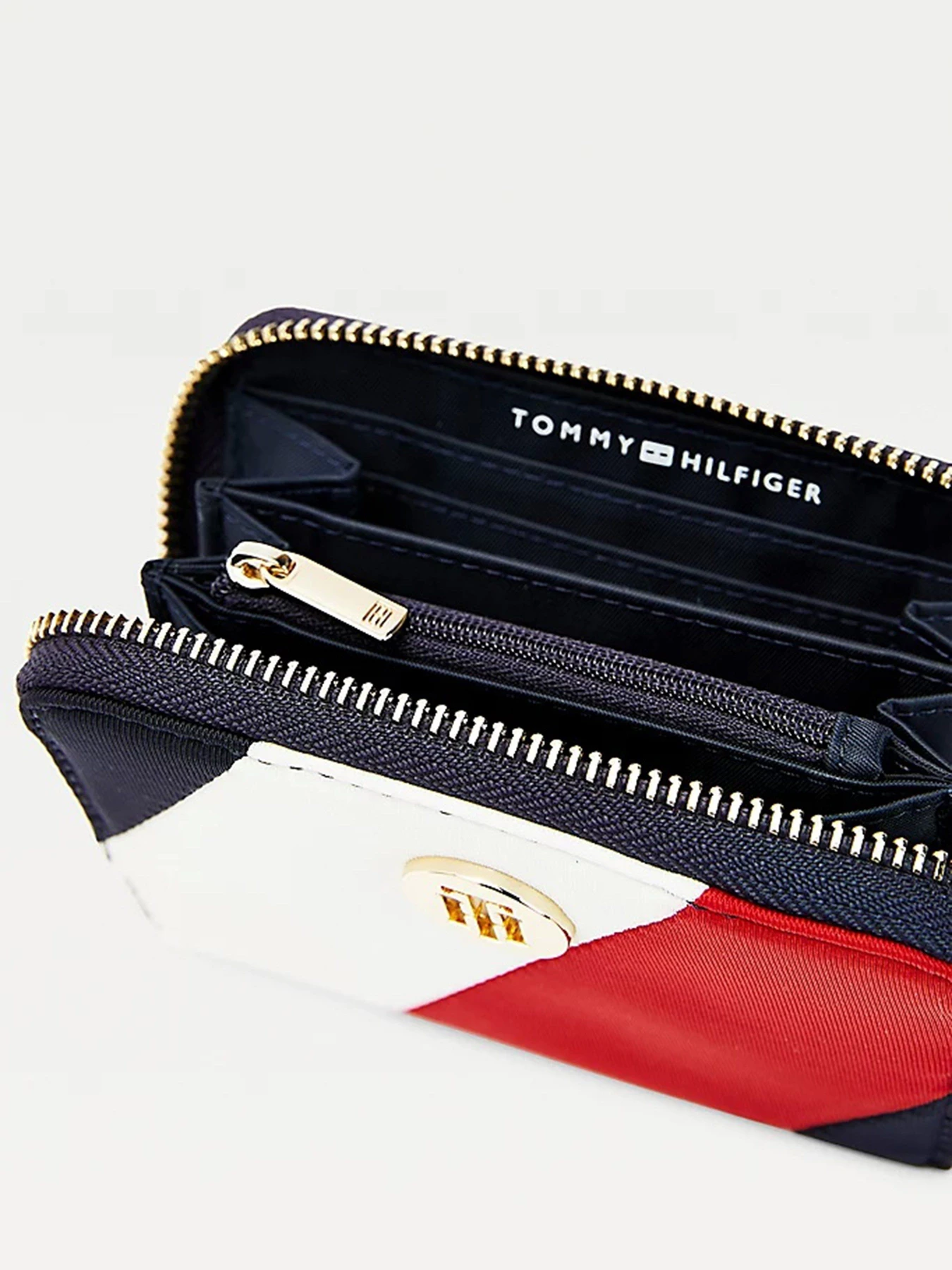 Кошельки Tommy Hilfiger модель AW0AW09540-0GY Кошельки Tommy Hilfiger модель AW0AW09540-0GY Фото