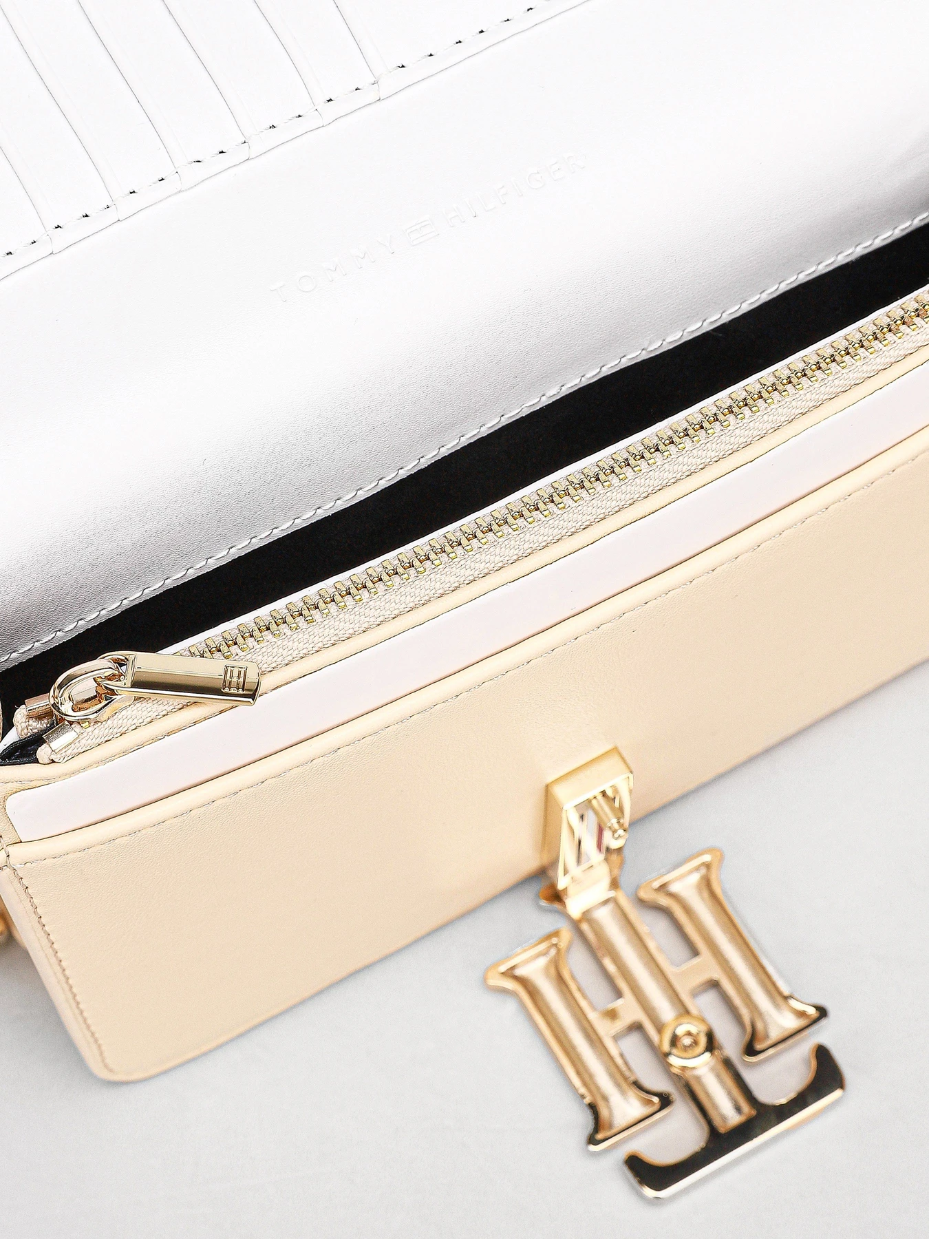 Сумки Tommy Hilfiger модель AW0AW09654-ACK Сумки Tommy Hilfiger модель AW0AW09654-ACK Фото