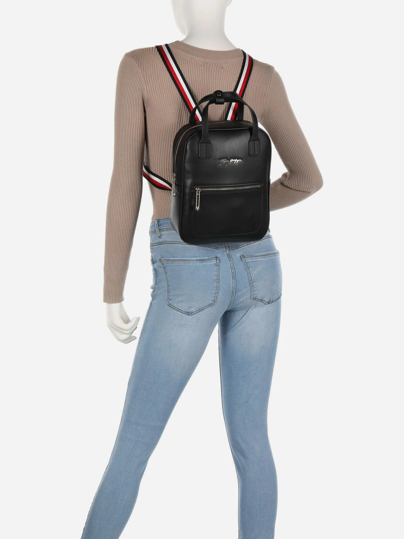Рюкзаки Tommy Hilfiger Iconic модель AW0AW09661-BDS Рюкзаки Tommy Hilfiger Iconic модель AW0AW09661-BDS Фото