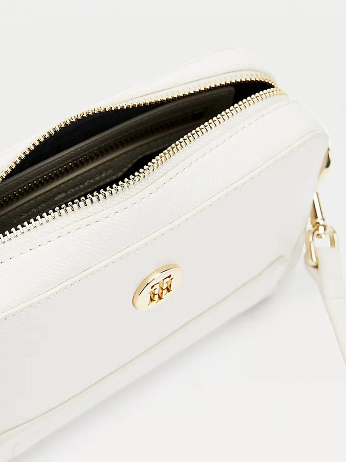 Сумки Tommy Hilfiger модель AW0AW09666-AF2 Сумки Tommy Hilfiger модель AW0AW09666-AF2 Фото