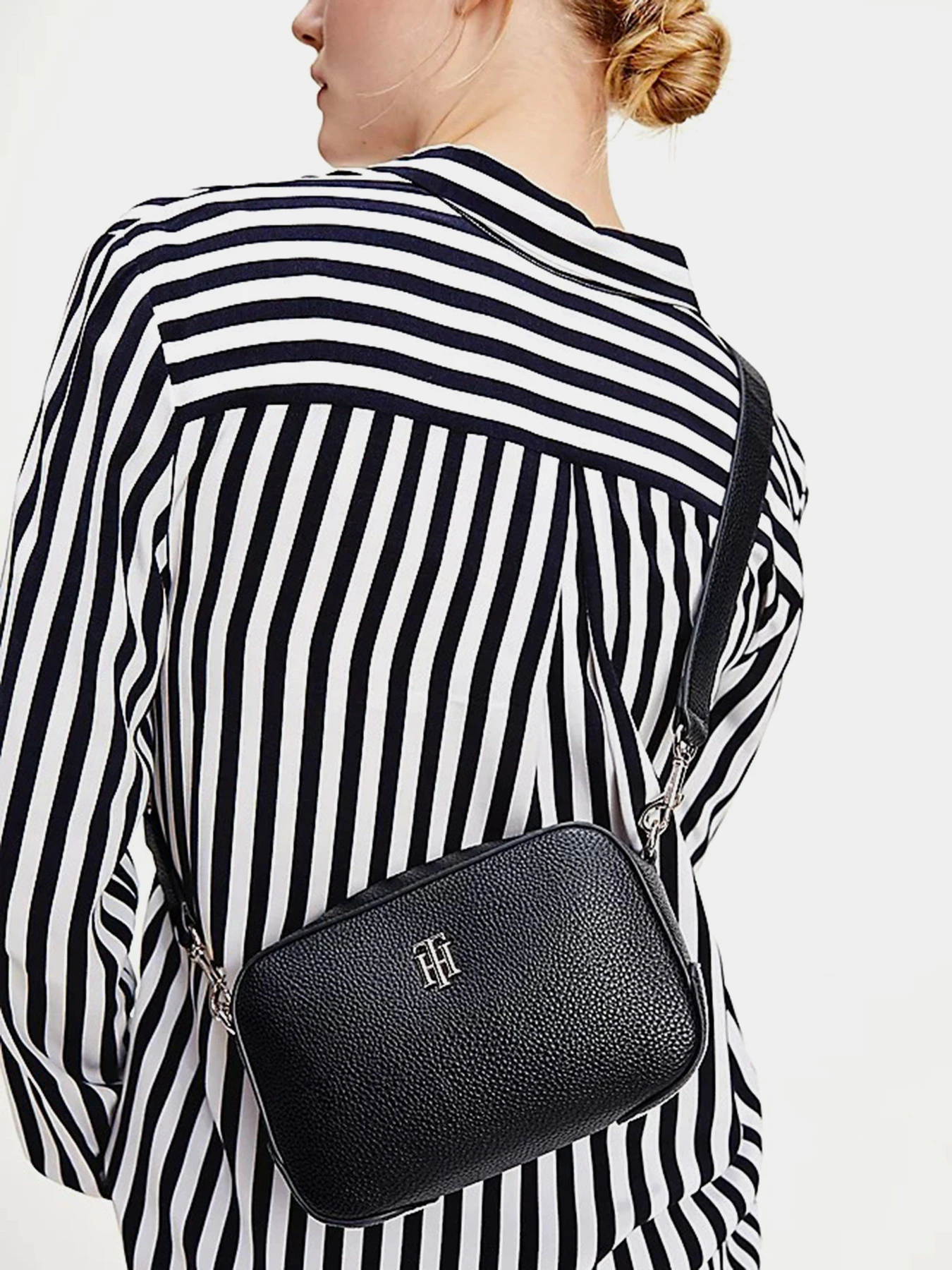 Сумки Tommy Hilfiger модель AW0AW09688-DW5 Сумки Tommy Hilfiger модель AW0AW09688-DW5 Фото
