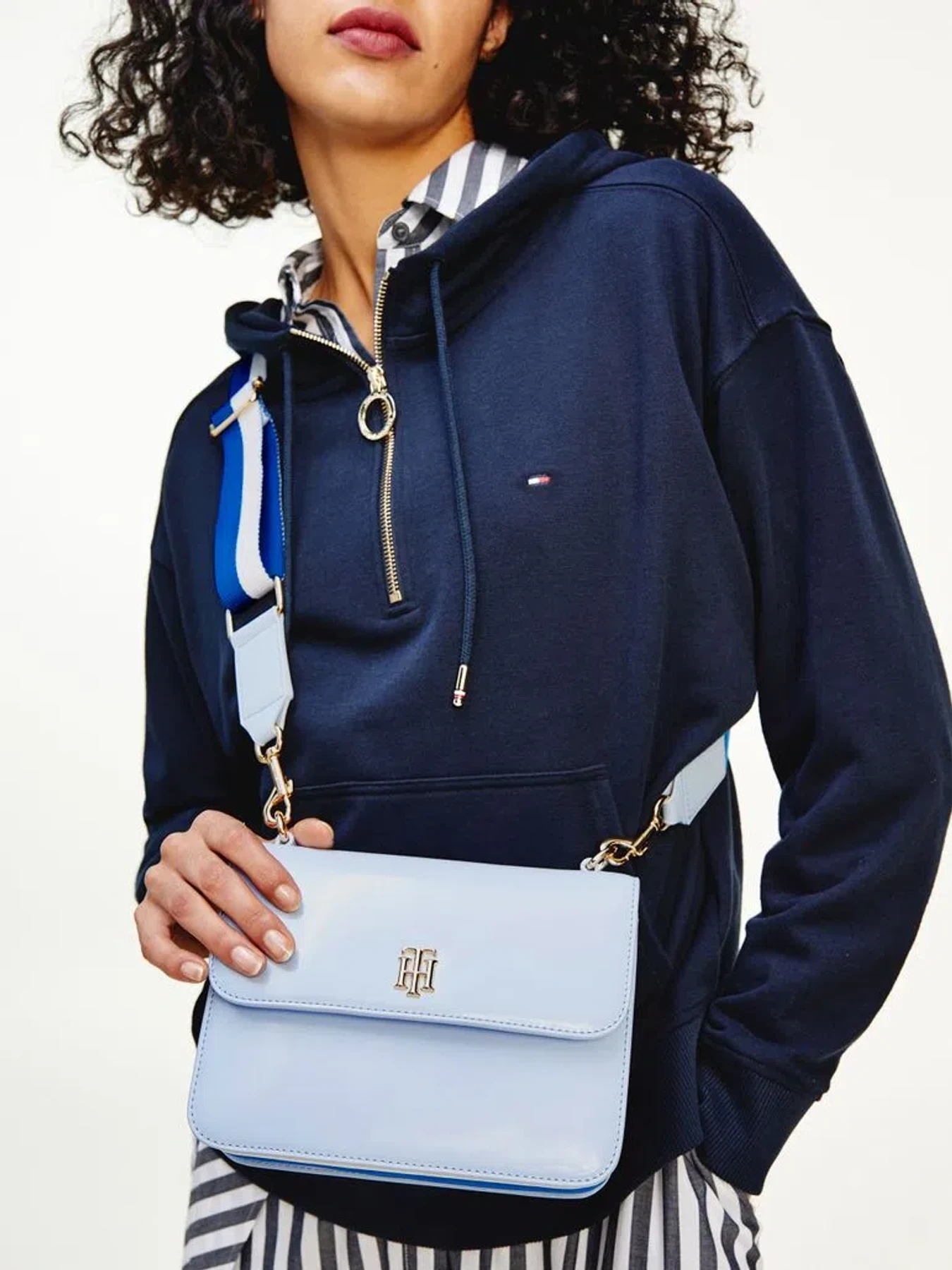 Сумки Tommy Hilfiger модель AW0AW09695-C3Q Сумки Tommy Hilfiger модель AW0AW09695-C3Q Фото