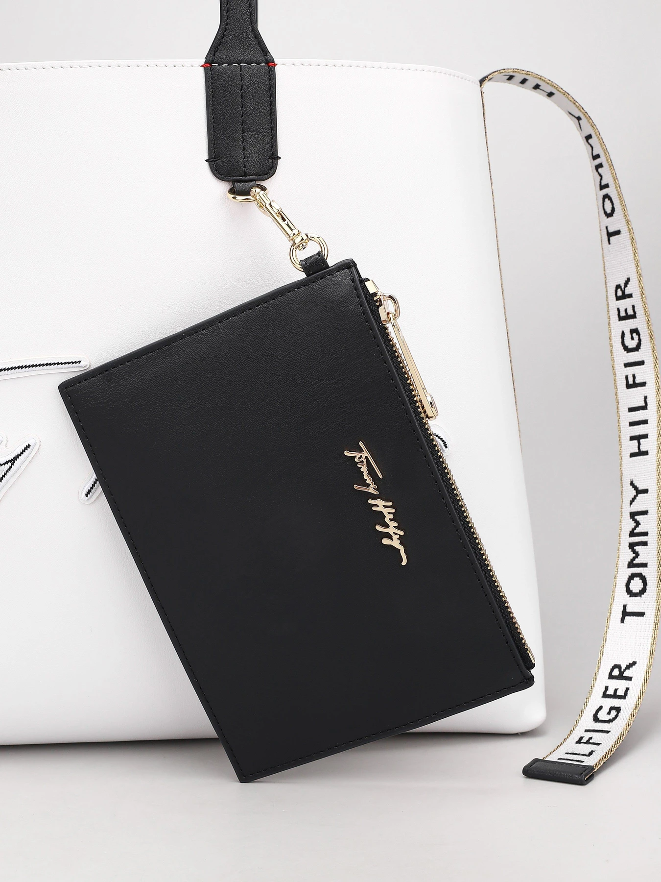 Сумки Tommy Hilfiger модель AW0AW09707-YAF Сумки Tommy Hilfiger модель AW0AW09707-YAF Фото