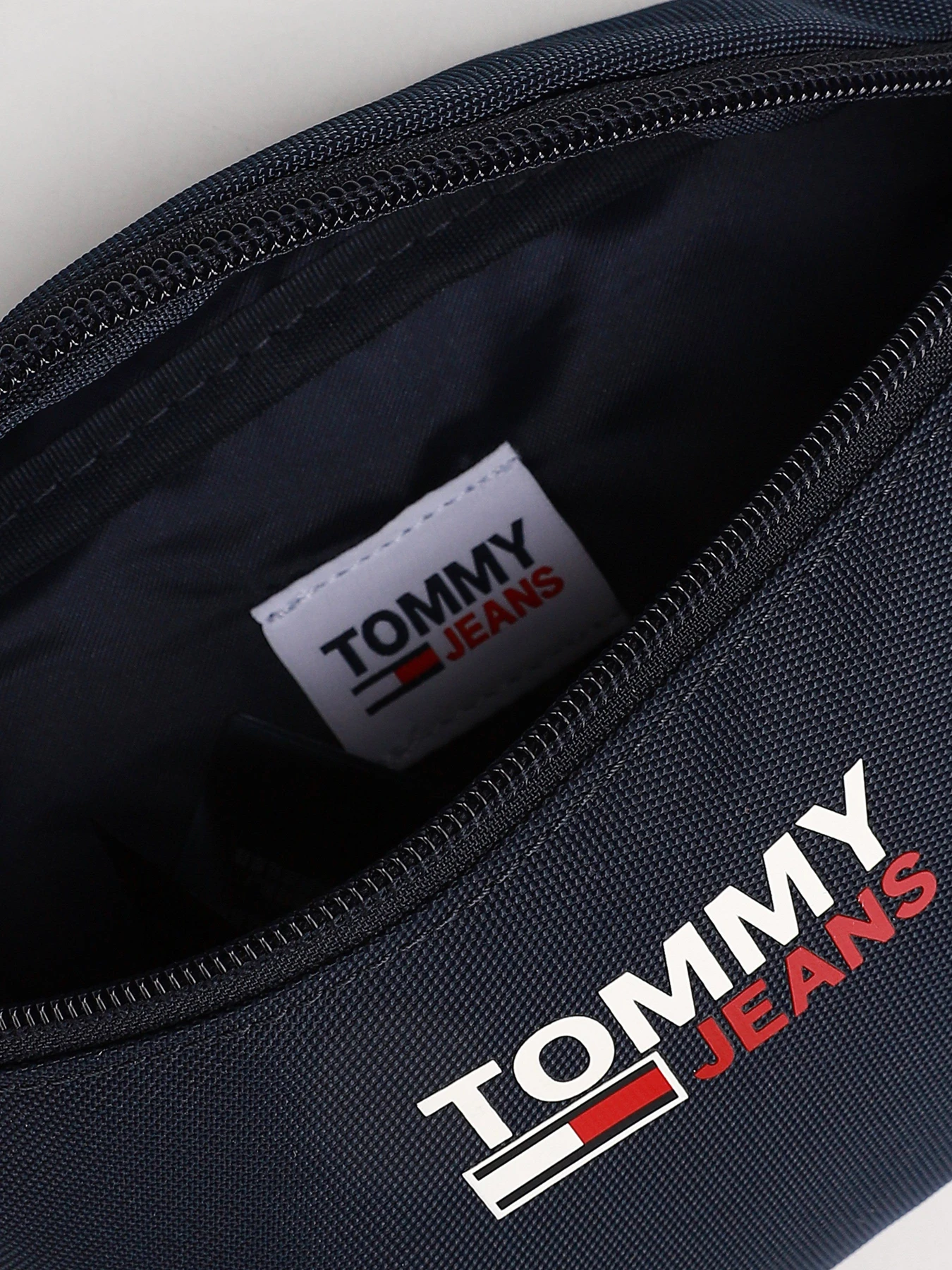 Сумки Tommy Hilfiger модель AW0AW09711-C87 Фото