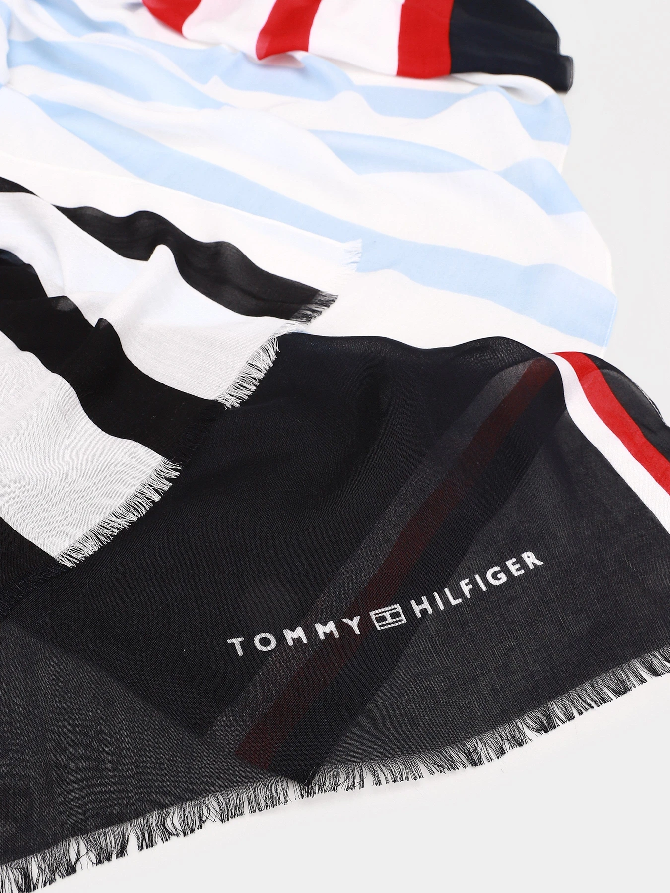 Шарфы и платки Tommy Hilfiger модель AW0AW09793-0GZ Шарфы и платки Tommy Hilfiger модель AW0AW09793-0GZ Фото