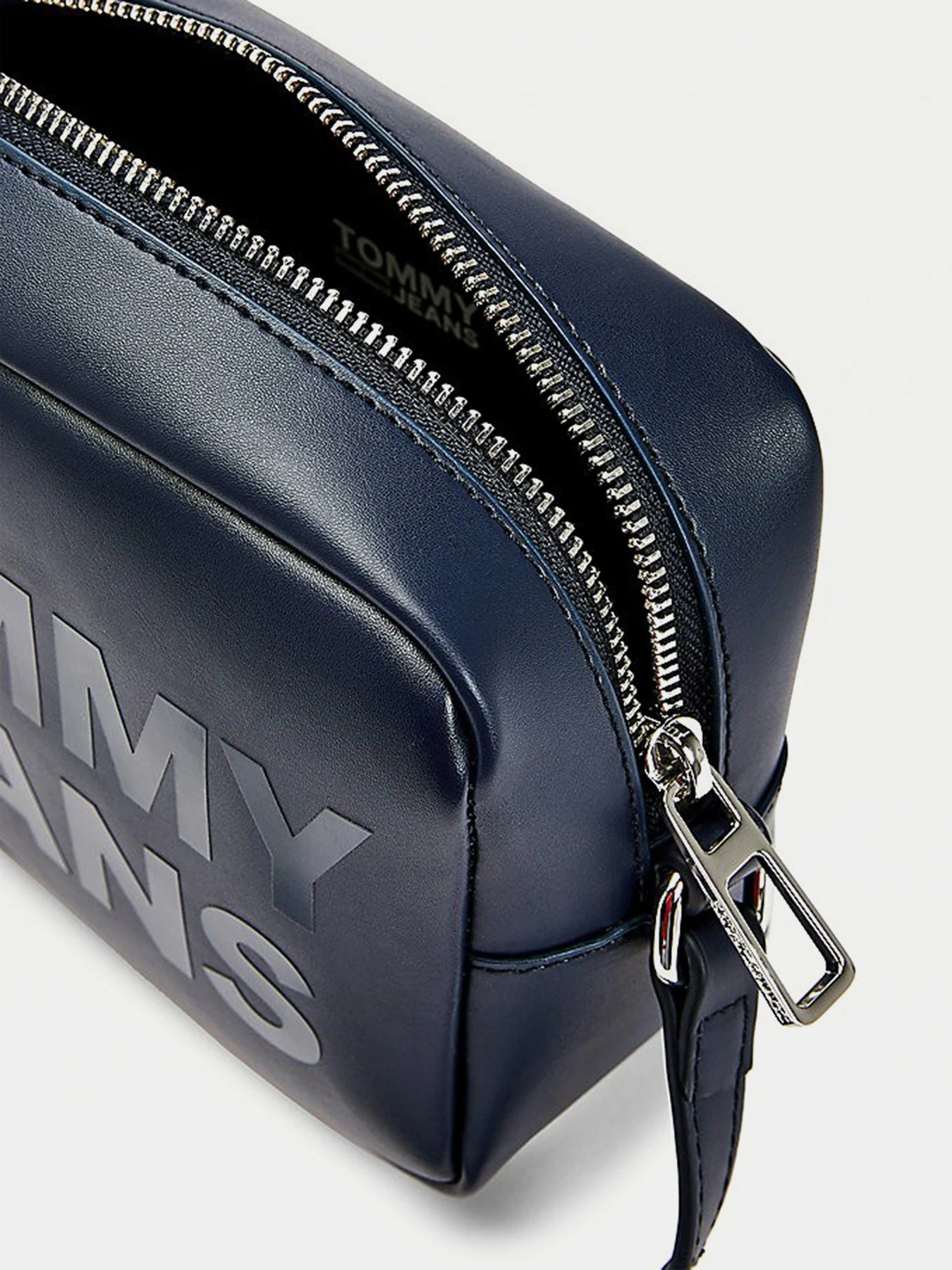 Сумки Tommy Hilfiger модель AW0AW09853-C87 Сумки Tommy Hilfiger модель AW0AW09853-C87 Фото