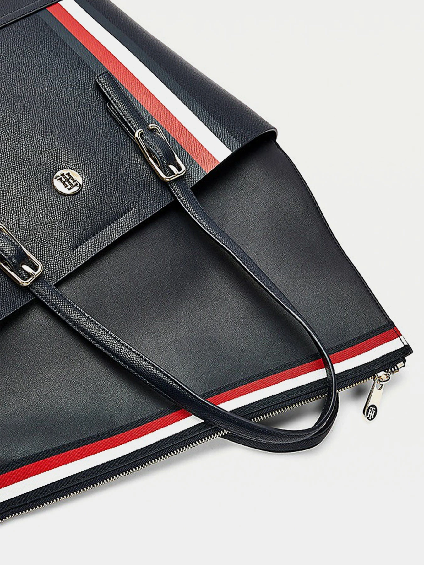 Сумки Tommy Hilfiger модель AW0AW09920-0GY Сумки Tommy Hilfiger модель AW0AW09920-0GY Фото