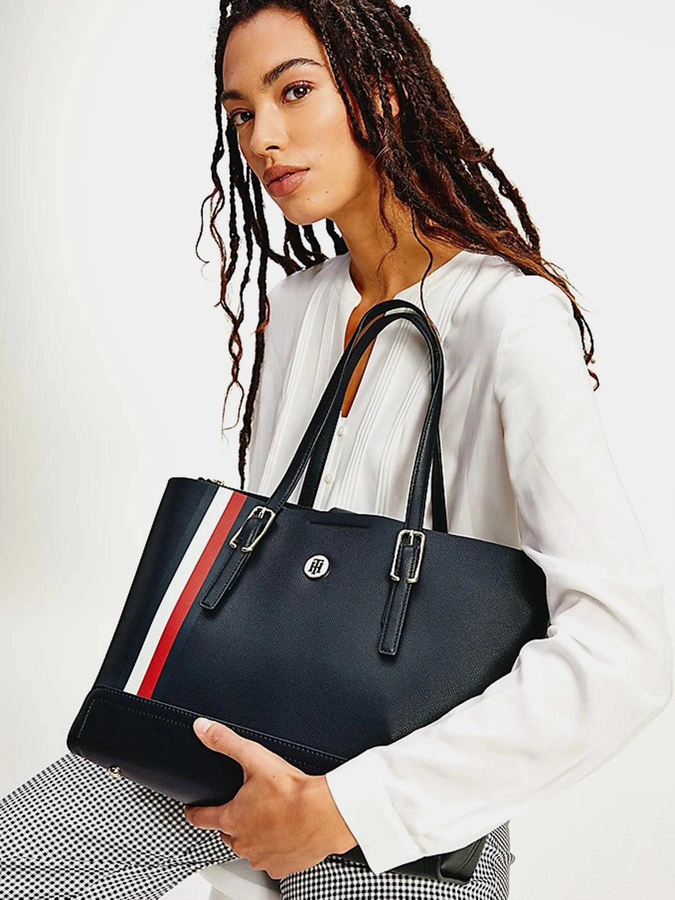 Сумки Tommy Hilfiger модель AW0AW09920-0GY Сумки Tommy Hilfiger модель AW0AW09920-0GY Фото