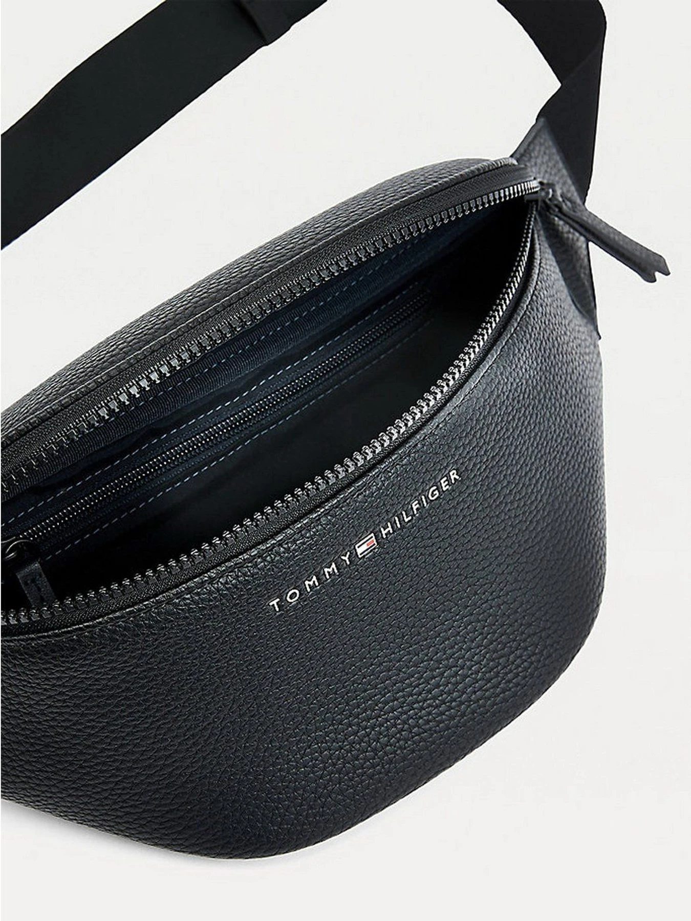 Сумки Tommy Hilfiger модель AM0AM07799-BDS Сумки Tommy Hilfiger модель AM0AM07799-BDS Фото