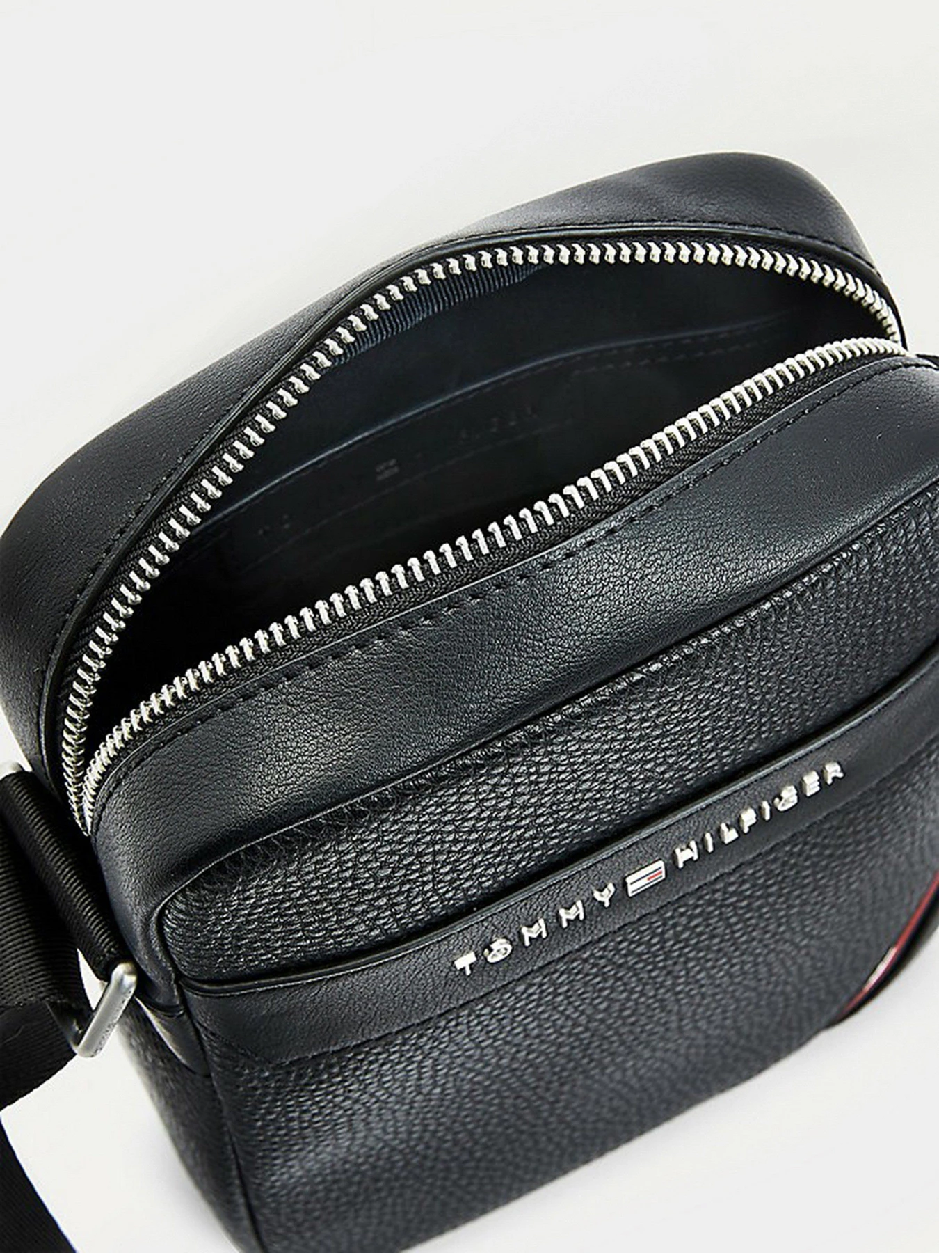Сумки Tommy Hilfiger модель AM0AM07781-BDS Сумки Tommy Hilfiger модель AM0AM07781-BDS Фото
