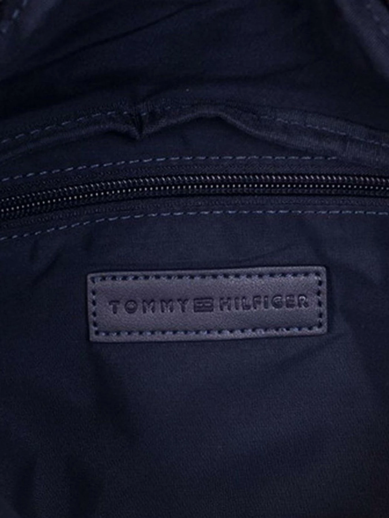 Сумки Tommy Hilfiger модель AM0AM08021-0GY Сумки Tommy Hilfiger модель AM0AM08021-0GY Фото