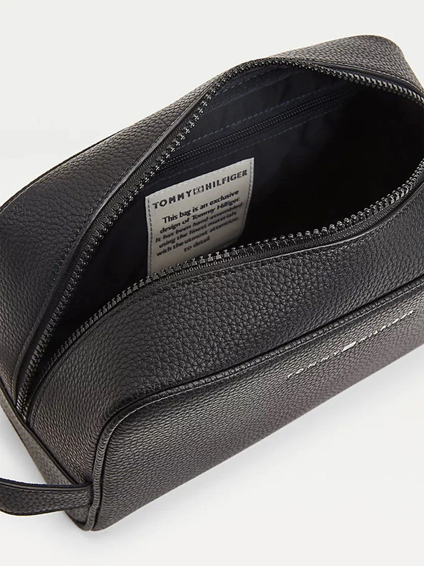 Сумки Tommy Hilfiger модель AM0AM07826-BDS Сумки Tommy Hilfiger модель AM0AM07826-BDS Фото