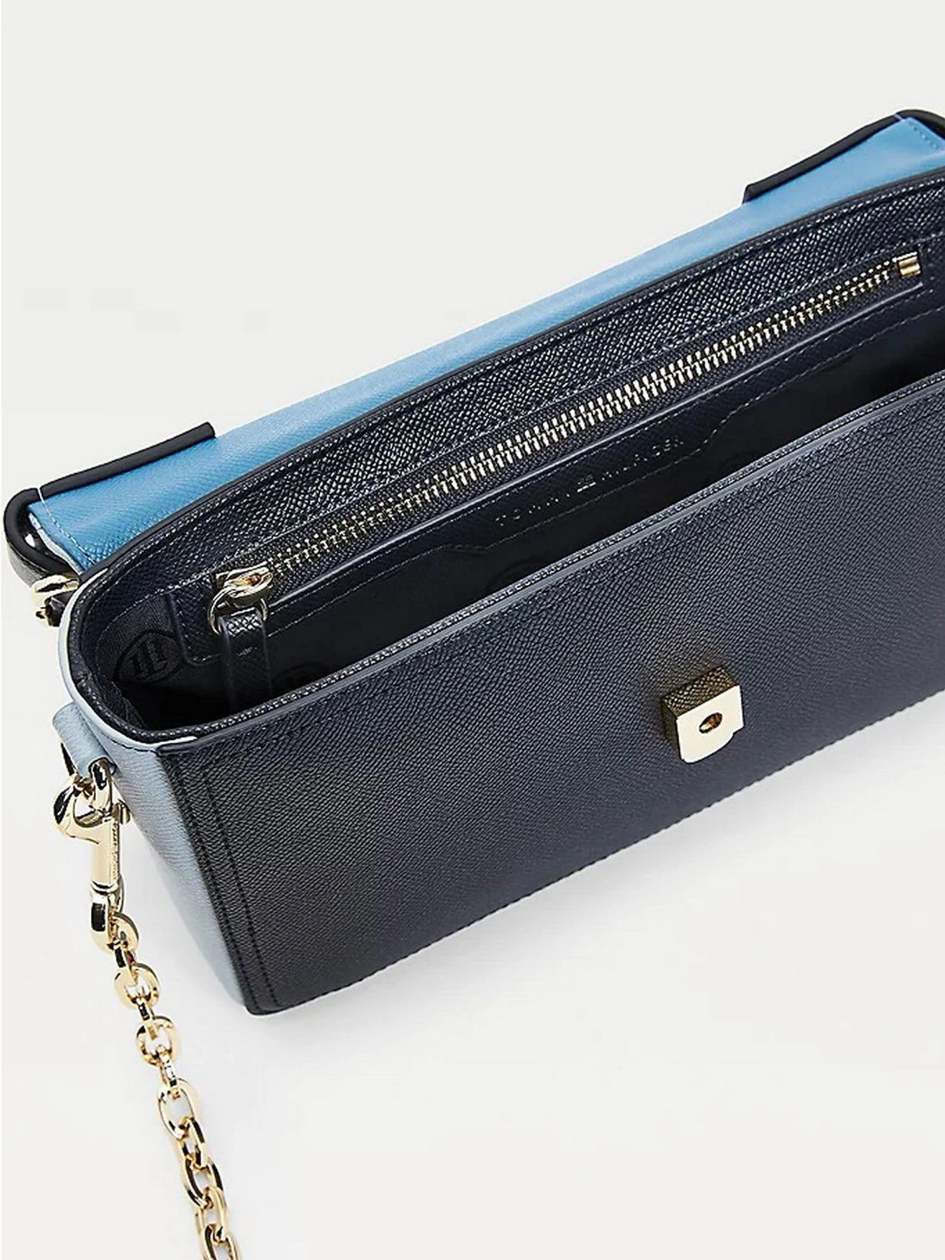 Сумки Tommy Hilfiger модель AW0AW10821-C1O Сумки Tommy Hilfiger модель AW0AW10821-C1O Фото