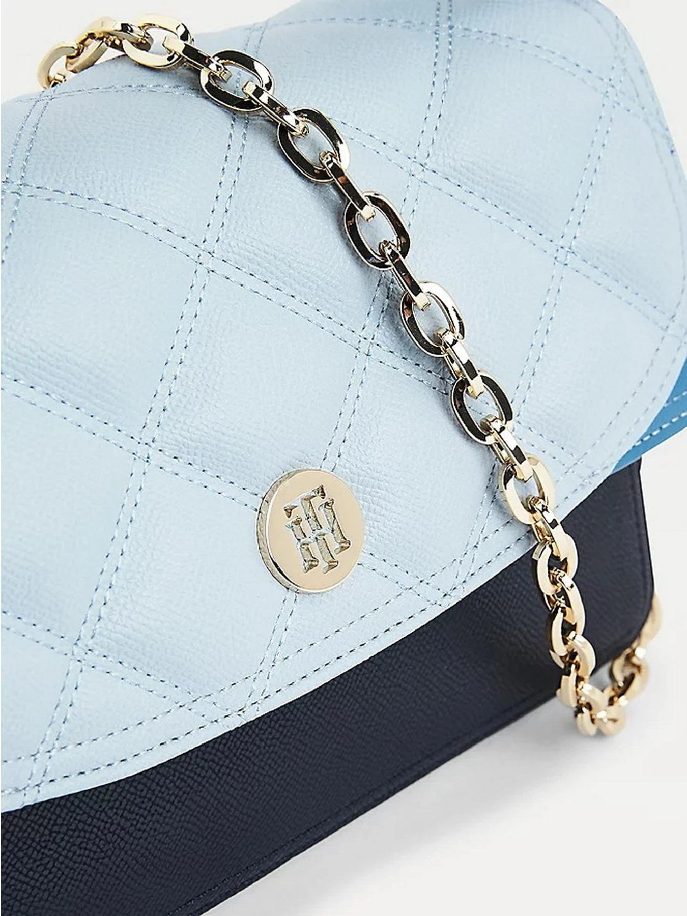 Сумки Tommy Hilfiger модель AW0AW10821-C1O Сумки Tommy Hilfiger модель AW0AW10821-C1O Фото