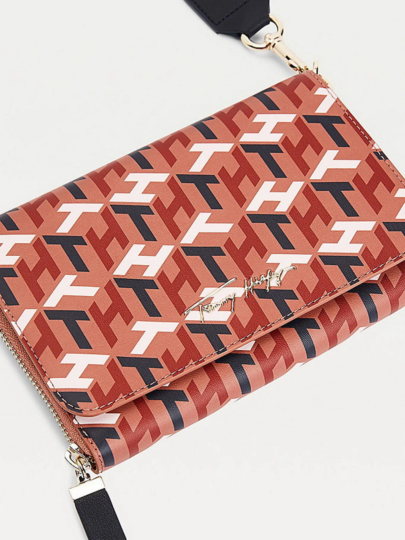 Сумки Tommy Hilfiger модель AW0AW10771-SM8 Сумки Tommy Hilfiger модель AW0AW10771-SM8 Фото
