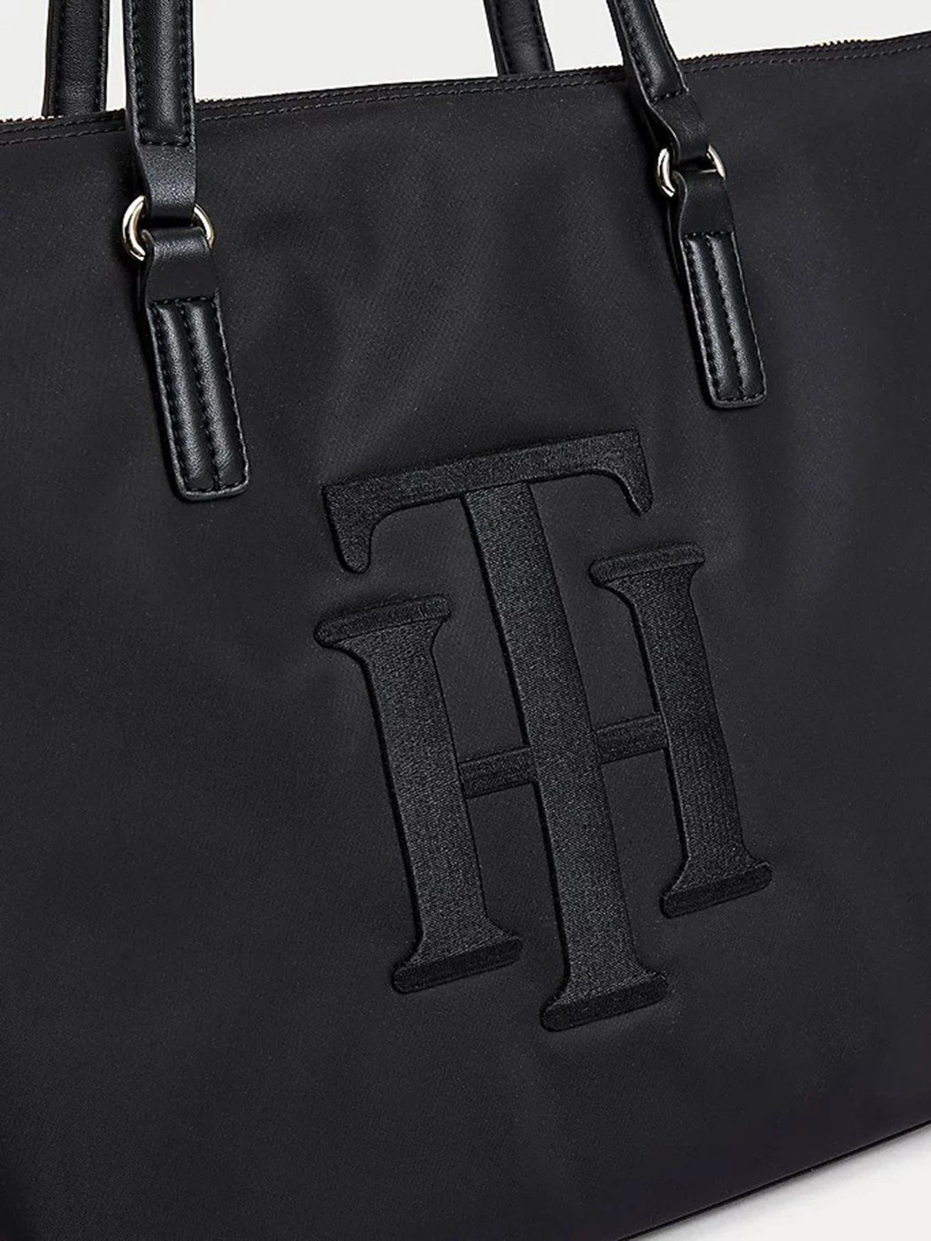 Сумки Tommy Hilfiger модель AW0AW10465-BDS Сумки Tommy Hilfiger модель AW0AW10465-BDS Фото