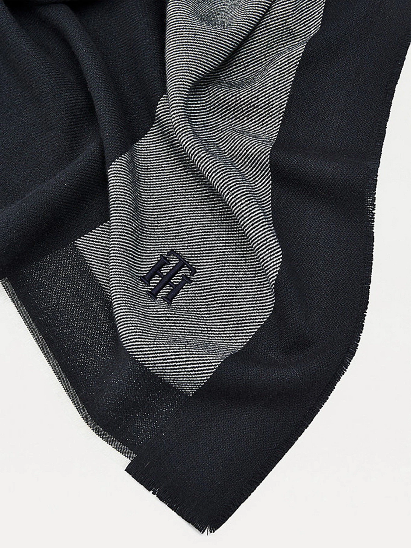 Шарфы и платки Tommy Hilfiger модель AW0AW10839-0GY Шарфы и платки Tommy Hilfiger модель AW0AW10839-0GY Фото