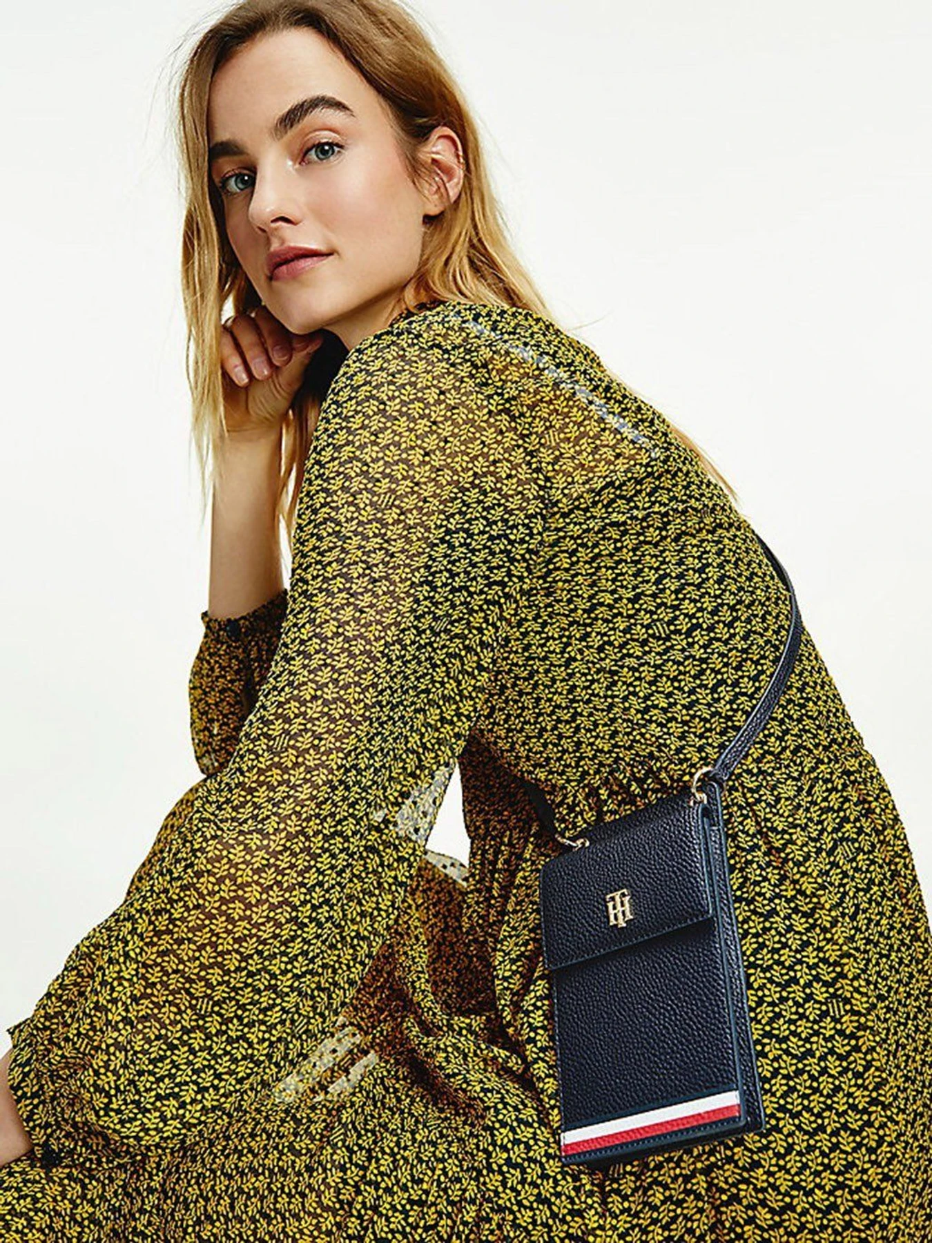 Кошельки Tommy Hilfiger модель AW0AW10542-0GY Кошельки Tommy Hilfiger модель AW0AW10542-0GY Фото