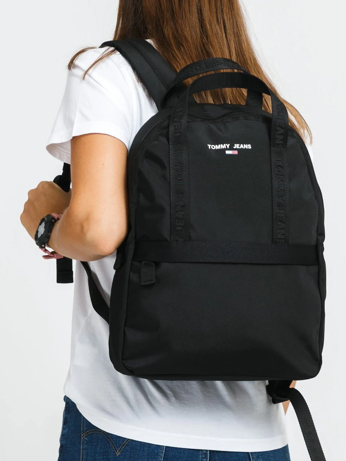 Сумки Tommy Hilfiger Essential модель AW0AW10659-BDS Сумки Tommy Hilfiger Essential модель AW0AW10659-BDS Фото