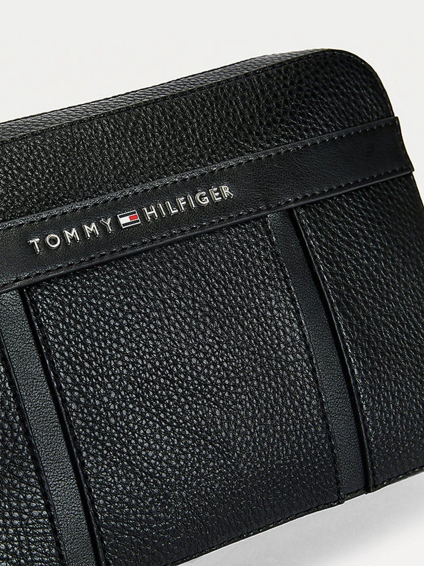 Сумки Tommy Hilfiger модель AM0AM07562-BDS Сумки Tommy Hilfiger модель AM0AM07562-BDS Фото