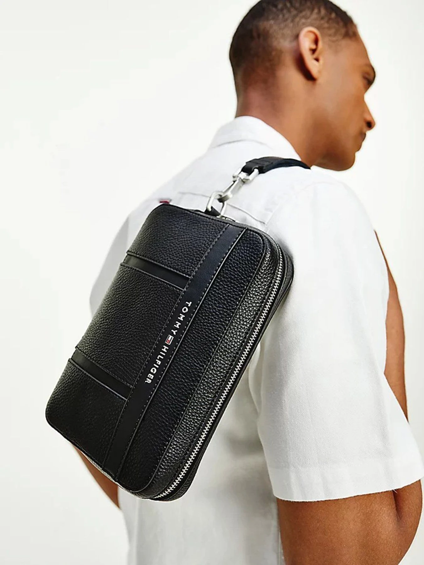 Сумки Tommy Hilfiger модель AM0AM07562-BDS Сумки Tommy Hilfiger модель AM0AM07562-BDS Фото
