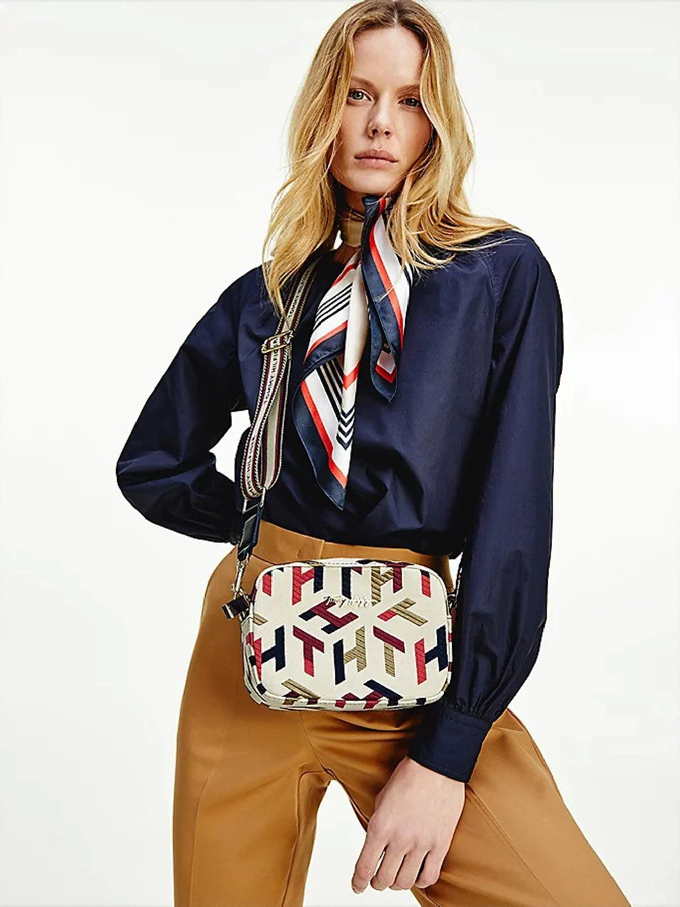 Сумки Tommy Hilfiger модель AW0AW10371-0GY Сумки Tommy Hilfiger модель AW0AW10371-0GY Фото