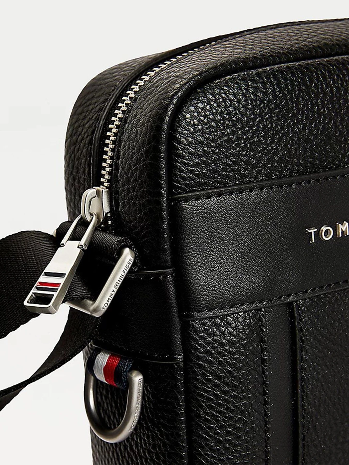 Сумки Tommy Hilfiger модель AM0AM07561-BDS Сумки Tommy Hilfiger модель AM0AM07561-BDS Фото