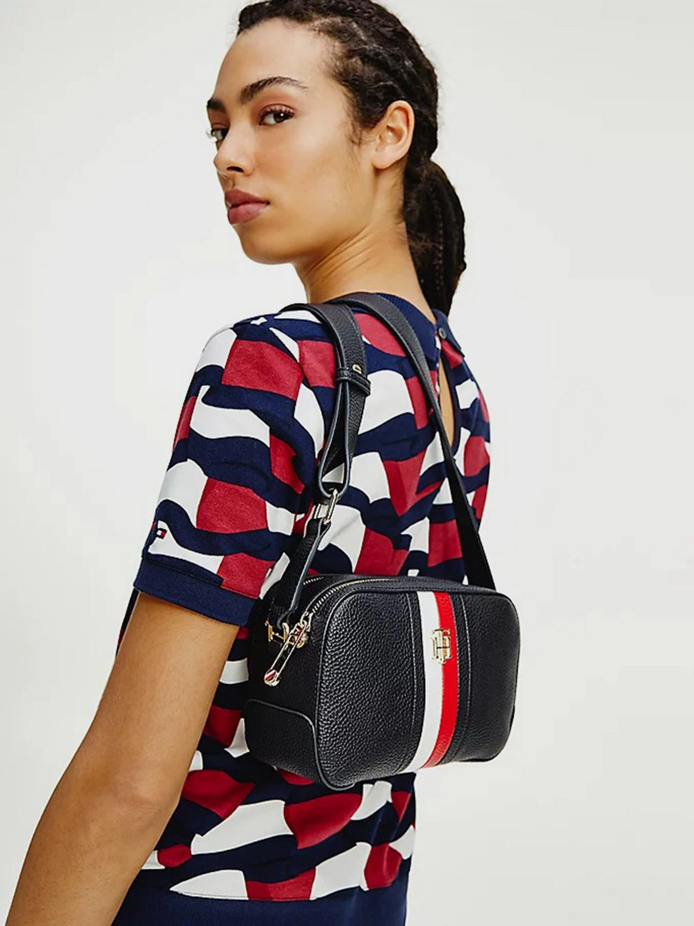 Сумки Tommy Hilfiger модель AW0AW10229-DW5 Сумки Tommy Hilfiger модель AW0AW10229-DW5 Фото