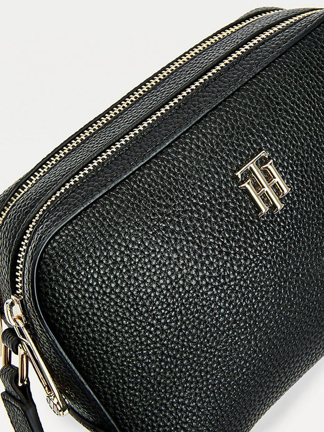 Сумки Tommy Hilfiger модель AW0AW10278-BDS Сумки Tommy Hilfiger модель AW0AW10278-BDS Фото