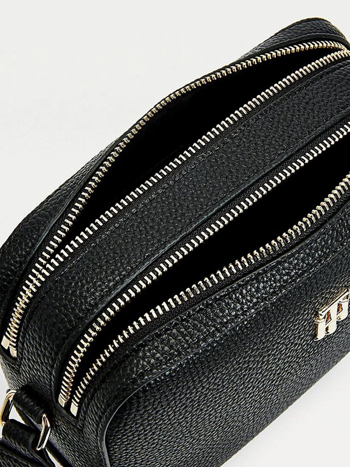 Сумки Tommy Hilfiger модель AW0AW10278-BDS Сумки Tommy Hilfiger модель AW0AW10278-BDS Фото