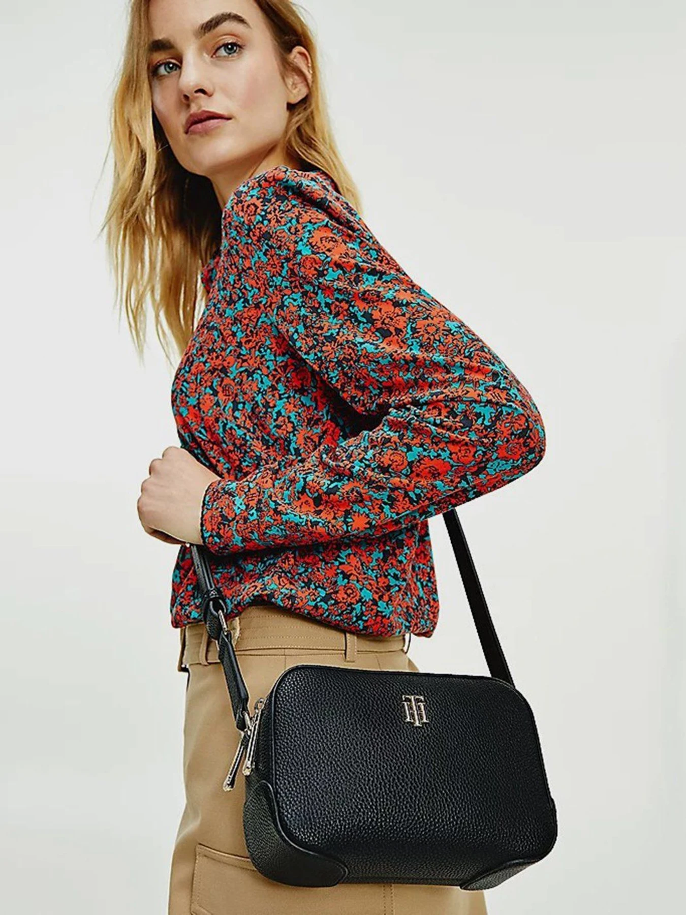 Сумки Tommy Hilfiger модель AW0AW10278-BDS Сумки Tommy Hilfiger модель AW0AW10278-BDS Фото
