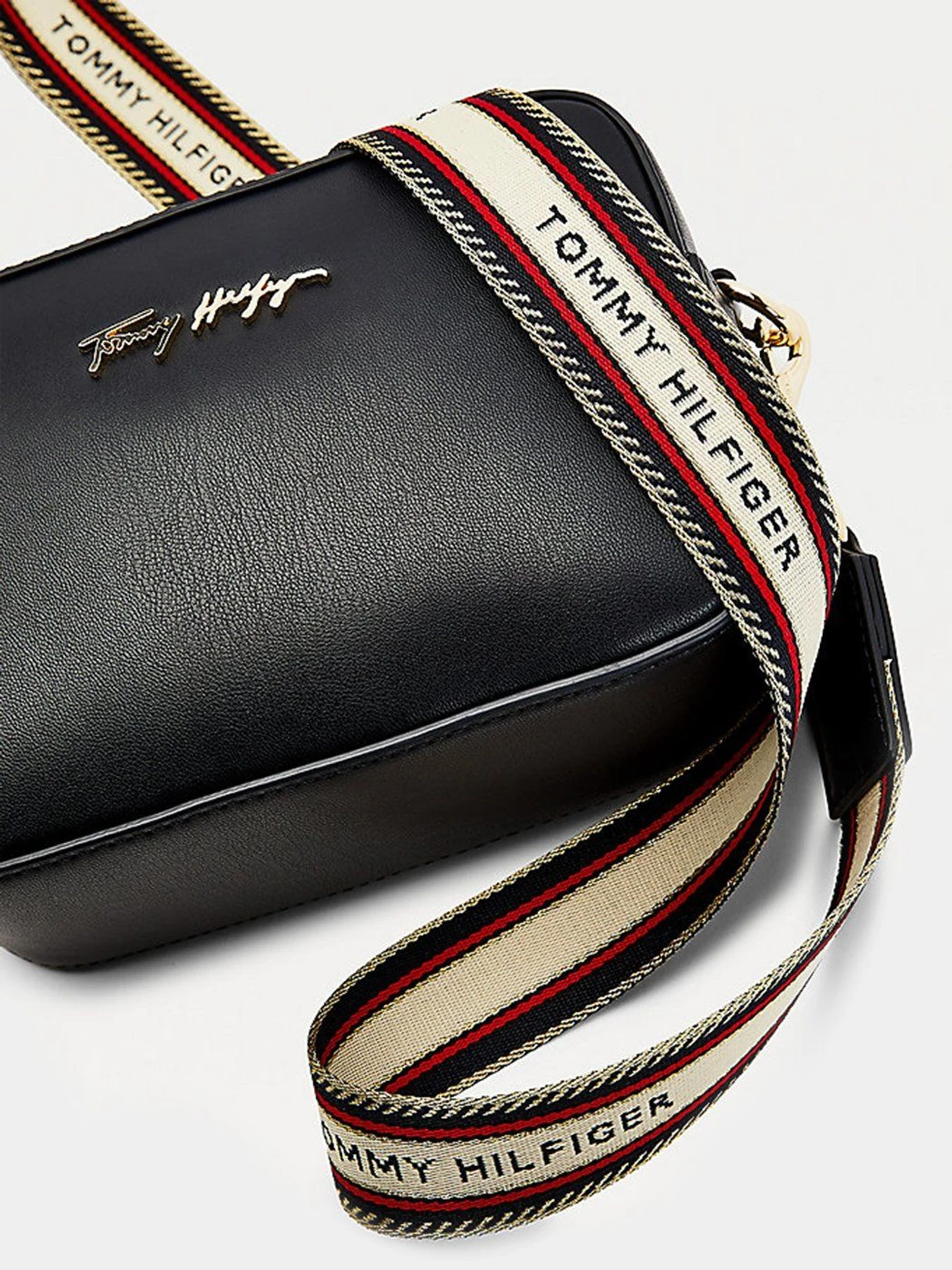 Сумки Tommy Hilfiger Iconic модель AW0AW10292-DW5 Сумки Tommy Hilfiger Iconic модель AW0AW10292-DW5 Фото